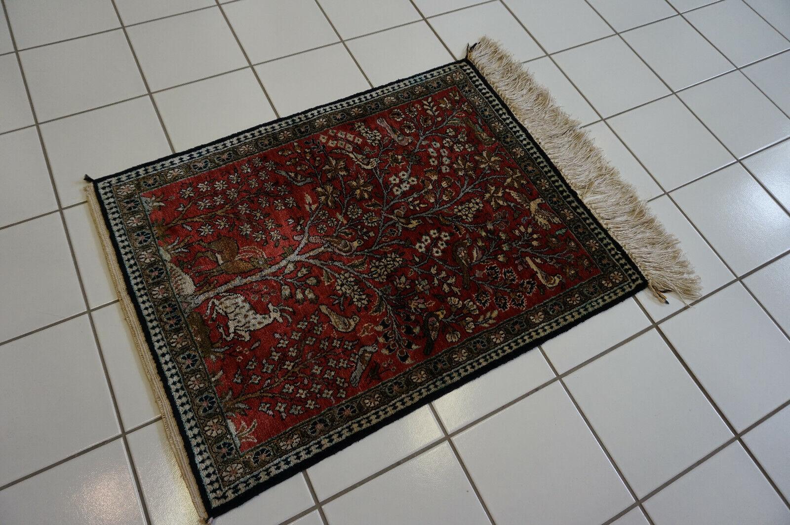 Handgefertigter Qum-Seidenteppich im persischen Vintage-Stil 1,9' x 2,5', 1970er Jahre - 1D64 im Zustand „Gut“ im Angebot in Bordeaux, FR