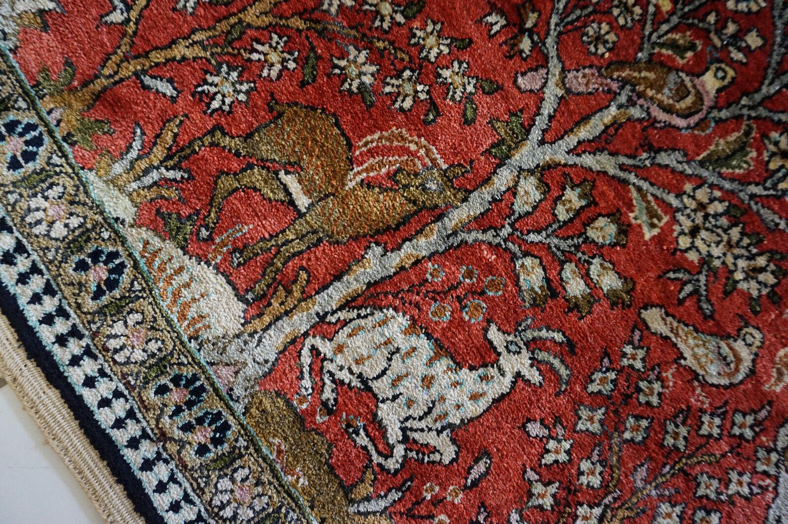 Handgefertigter Qum-Seidenteppich im persischen Vintage-Stil 1,9' x 2,5', 1970er Jahre - 1D64 (Ende des 20. Jahrhunderts) im Angebot
