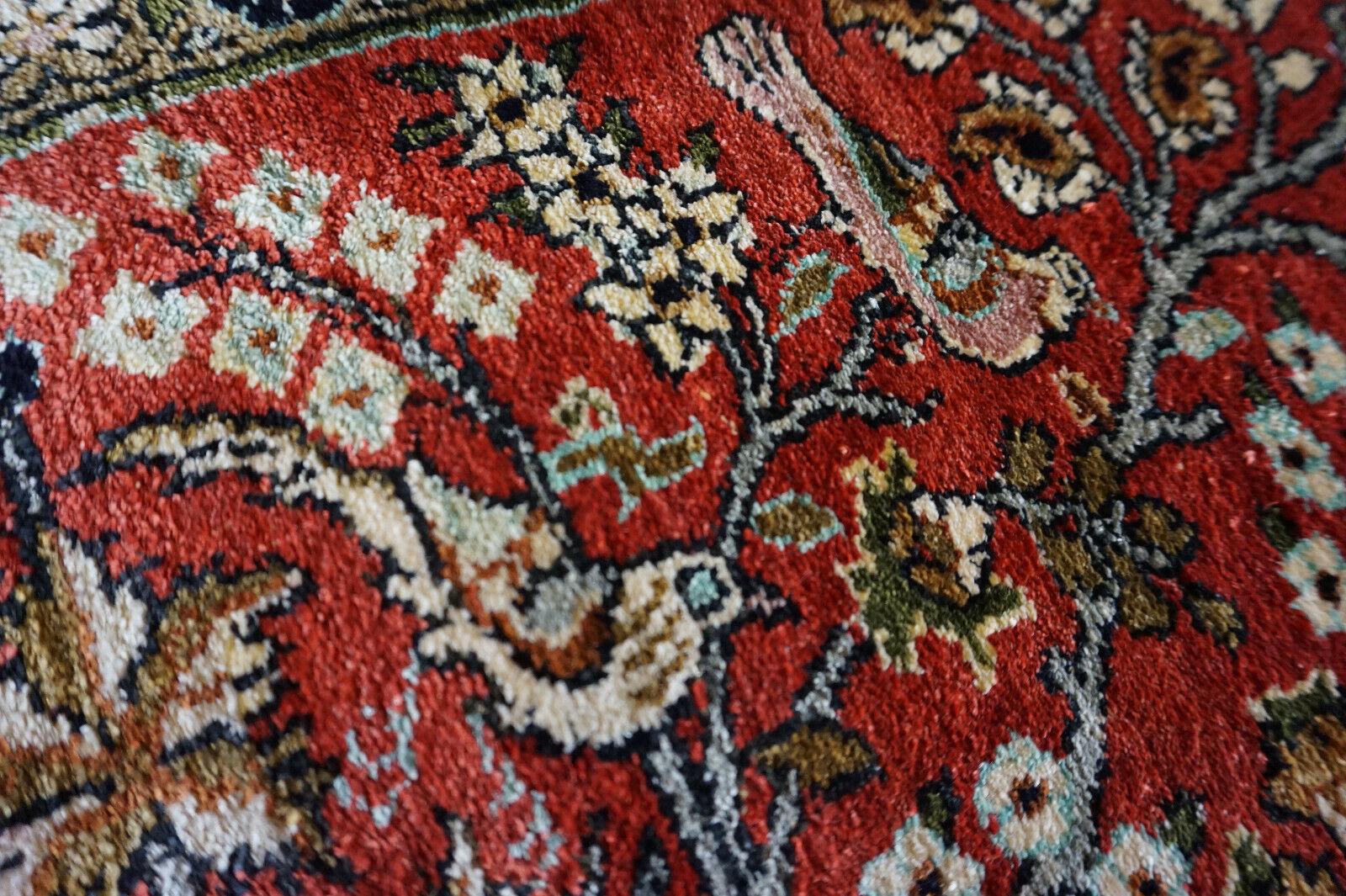 Handgefertigter Qum-Seidenteppich im persischen Vintage-Stil 1,9' x 2,5', 1970er Jahre - 1D64 im Angebot 1