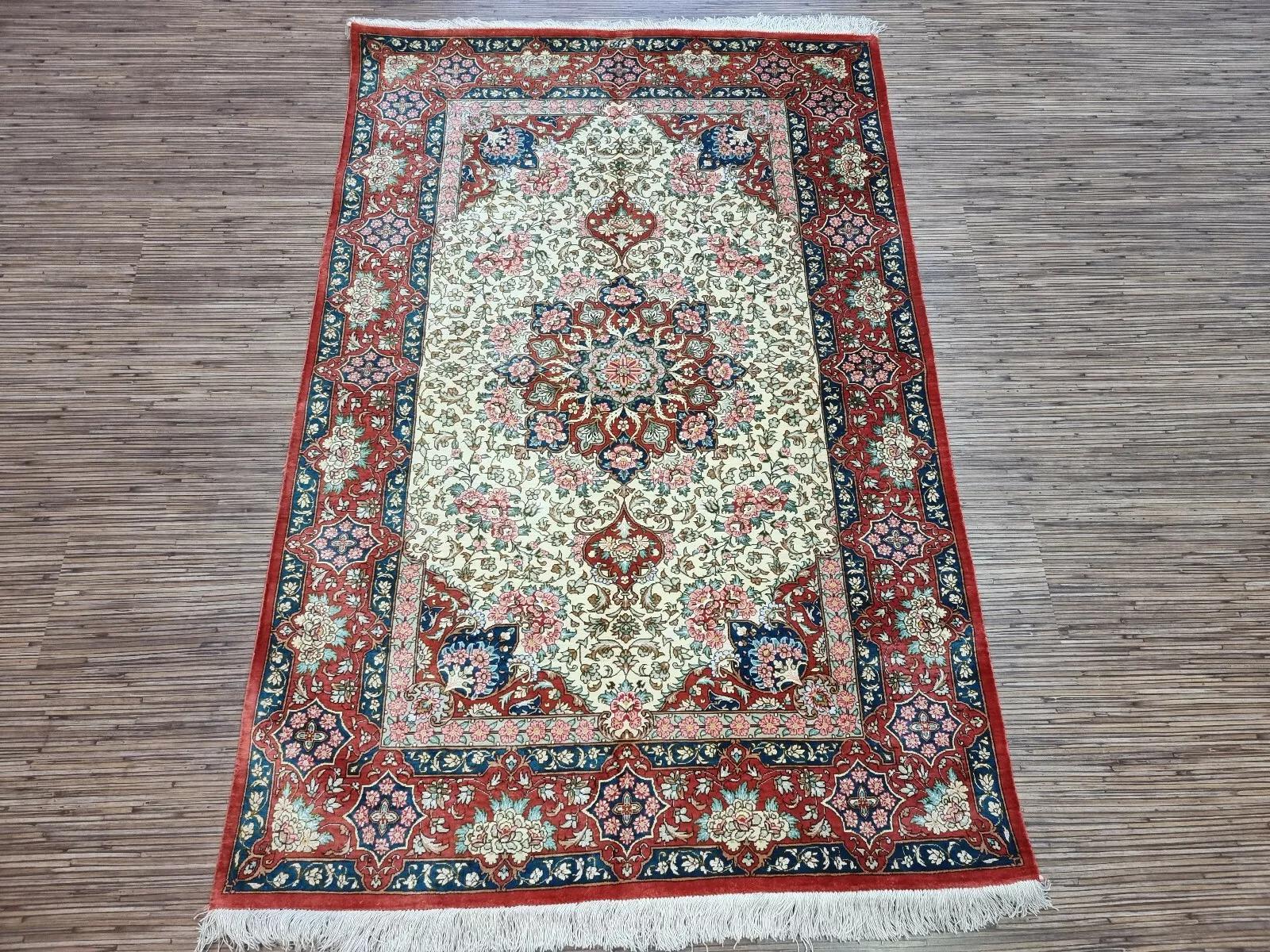 Tappeto di seta Qum in stile persiano vintage fatto a mano 3,2' x 4,8', anni '90 - 1D132 in vendita 4