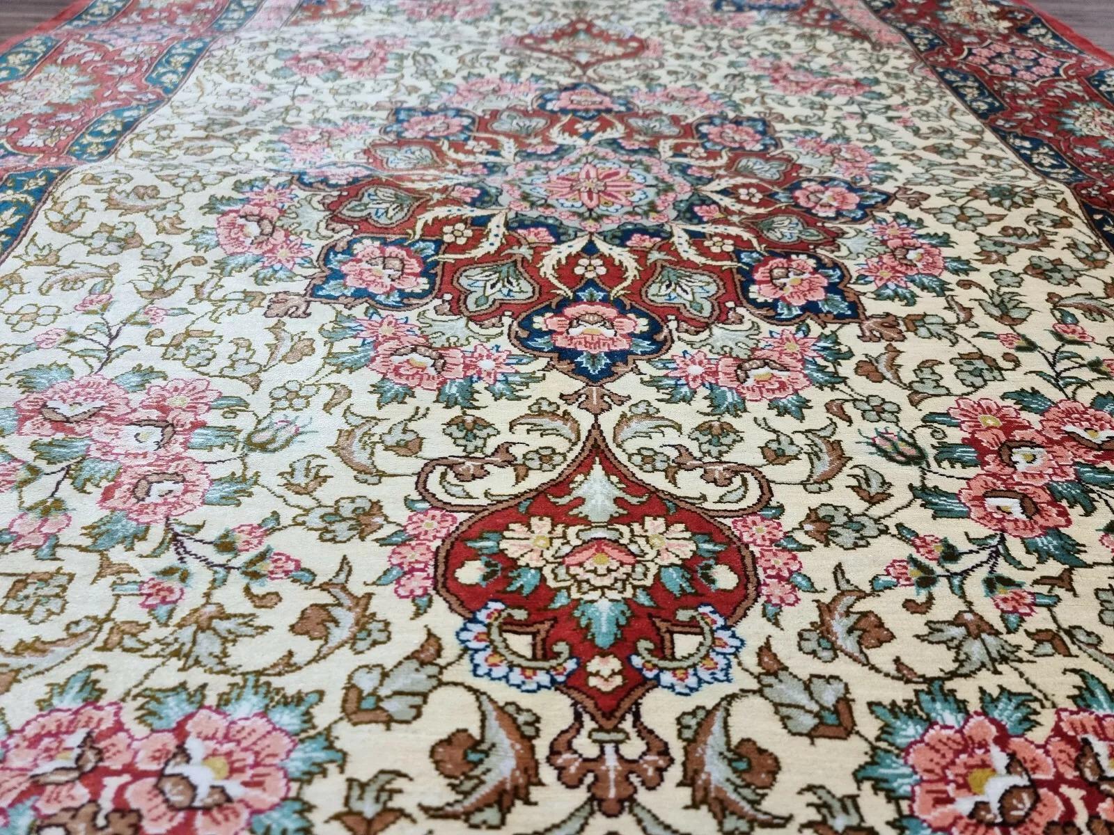 Elegia la tua casa con l'eleganza senza tempo di questo autentico tappeto di seta Qom, un capolavoro del Medio Oriente rinomato per i suoi motivi intricati e l'eccezionale maestria. Questo tappeto annodato a mano, firmato dall'artigiano, esemplifica