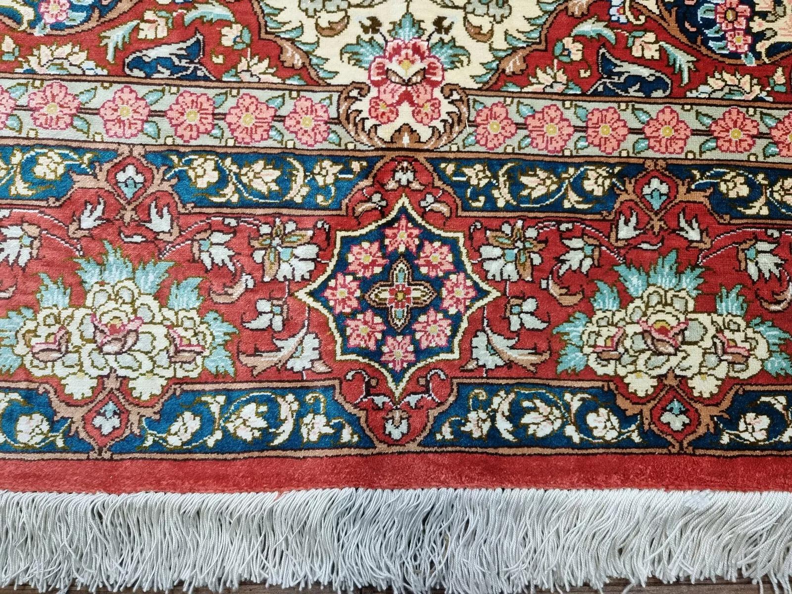Annodato a mano Tappeto di seta Qum in stile persiano vintage fatto a mano 3,2' x 4,8', anni '90 - 1D132 in vendita