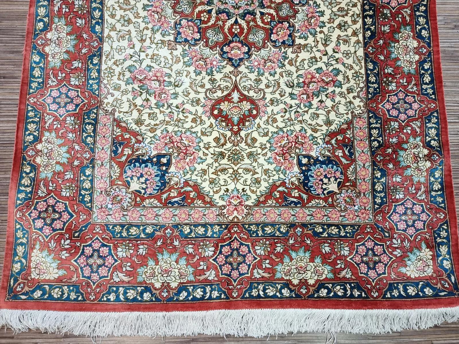 Tappeto di seta Qum in stile persiano vintage fatto a mano 3,2' x 4,8', anni '90 - 1D132 In condizioni buone in vendita a Bordeaux, FR