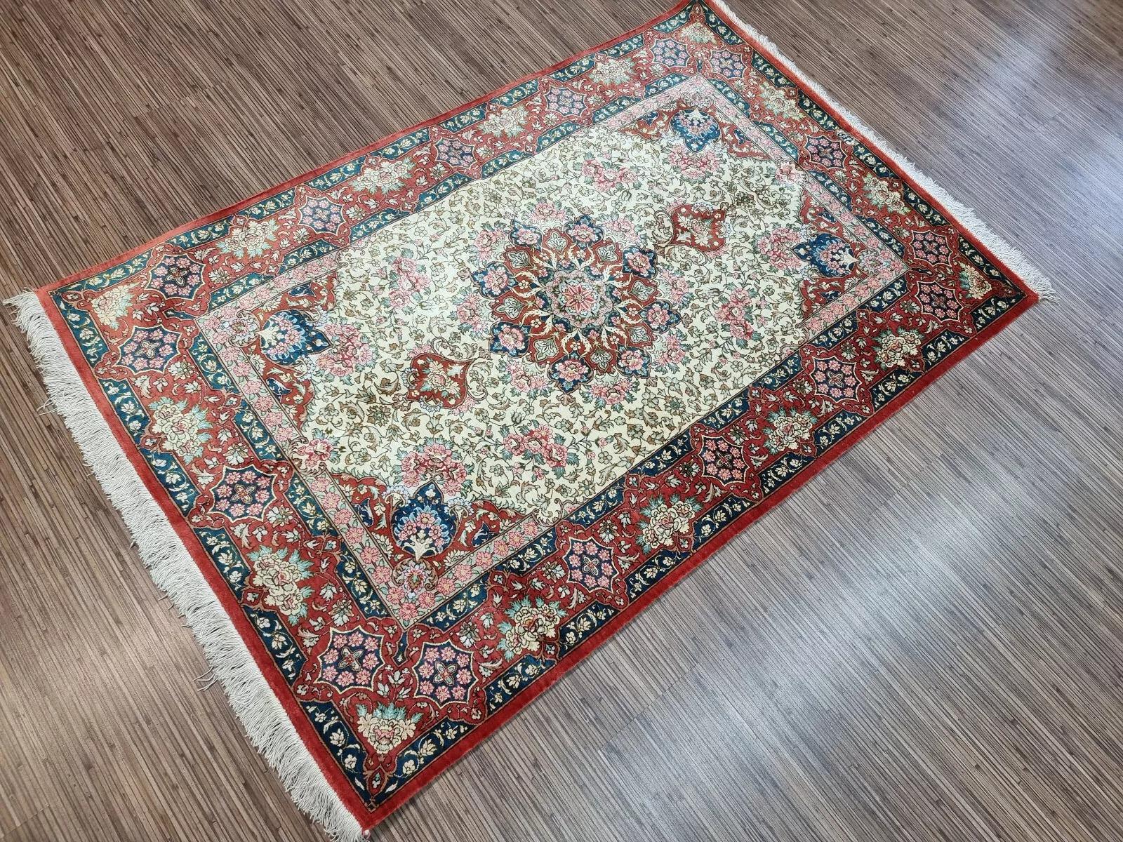 Tappeto di seta Qum in stile persiano vintage fatto a mano 3,2' x 4,8', anni '90 - 1D132 in vendita 1