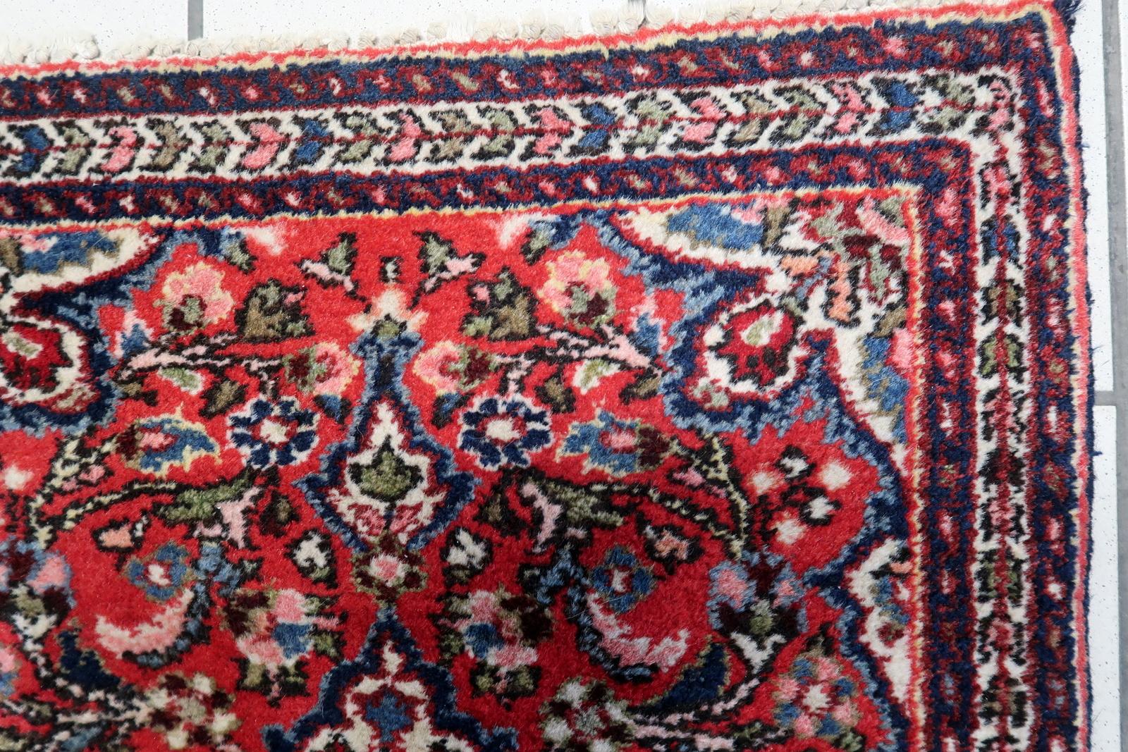 Verschönern Sie Ihren Wohnbereich mit der zeitlosen Eleganz unseres handgefertigten persischen Sarouk-Teppichs im Vintage-Stil aus den 1960er Jahren. Mit einer Größe von 60 x 81 cm ist dieser exquisite Teppich ein Meisterwerk persischer