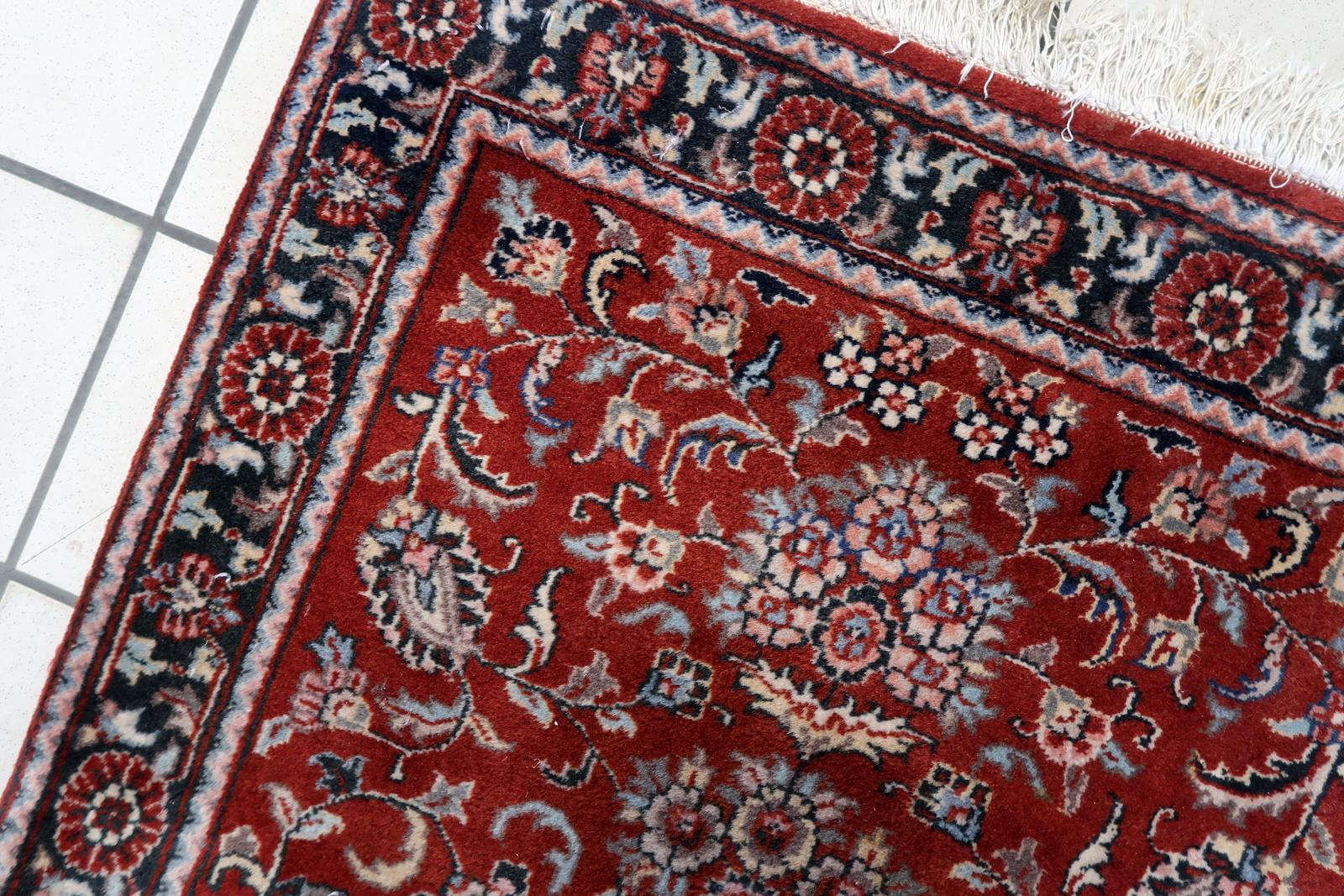 Handgefertigter Sarouk-Teppich im persischen Vintage-Stil 2.4' x 4', 1970er Jahre - 1C1115 (Handgeknüpft) im Angebot