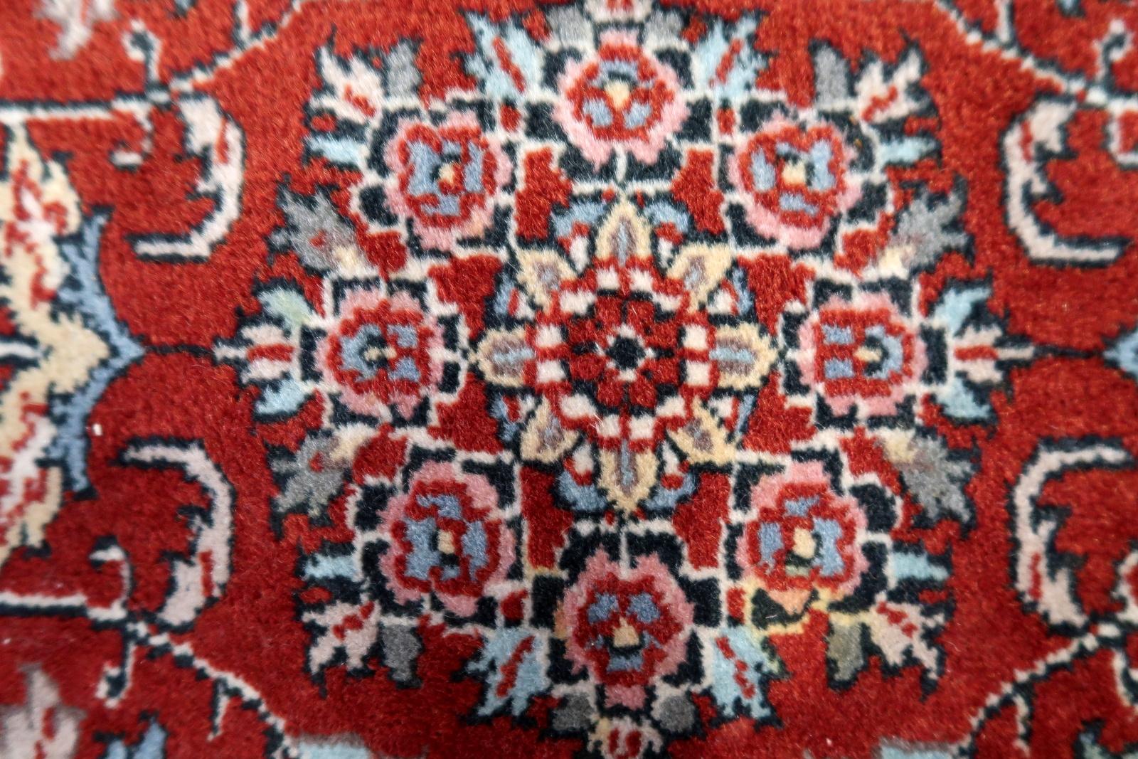 Handgefertigter Sarouk-Teppich im persischen Vintage-Stil 2.4' x 4', 1970er Jahre - 1C1115 im Angebot 1