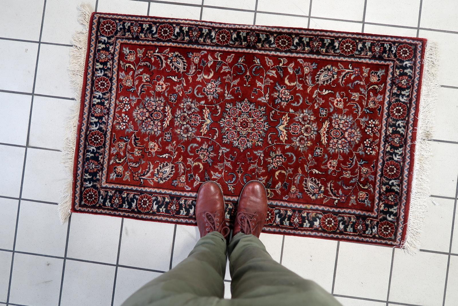 Handgefertigter Sarouk-Teppich im persischen Vintage-Stil 2.4' x 4', 1970er Jahre - 1C1115 im Angebot 3