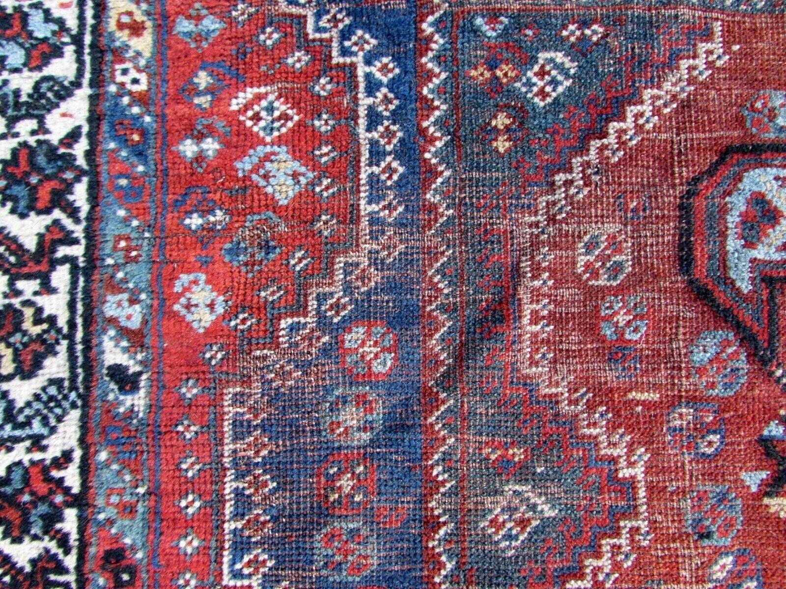 Handgefertigter Vintage Shiraz-Teppich im persischen Stil 3.8' x 4.9', 1920er Jahre, 1Q34 im Zustand „Gut“ im Angebot in Bordeaux, FR