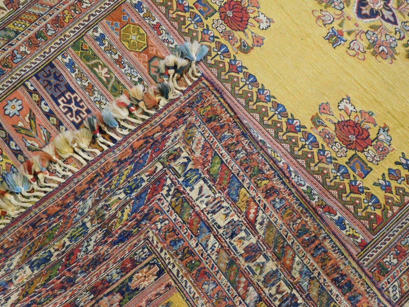 Dieser handgefertigte Sumak-Kilim-Teppich im persischen Vintage-Stil verleiht Ihrem Wohnbereich einen ganz besonderen Charme. Dieser in den 1960er Jahren gefertigte Teppich mit den Maßen 4,3 x 7,5 Fuß hat einen gelben Hintergrund, der jedem Raum