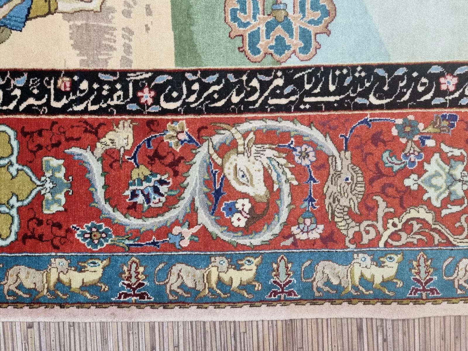 Questo splendido tappeto persiano Tabriz, annodato a mano con eccezionale maestria, è un vero capolavoro. Caratterizzato dalla firma di 