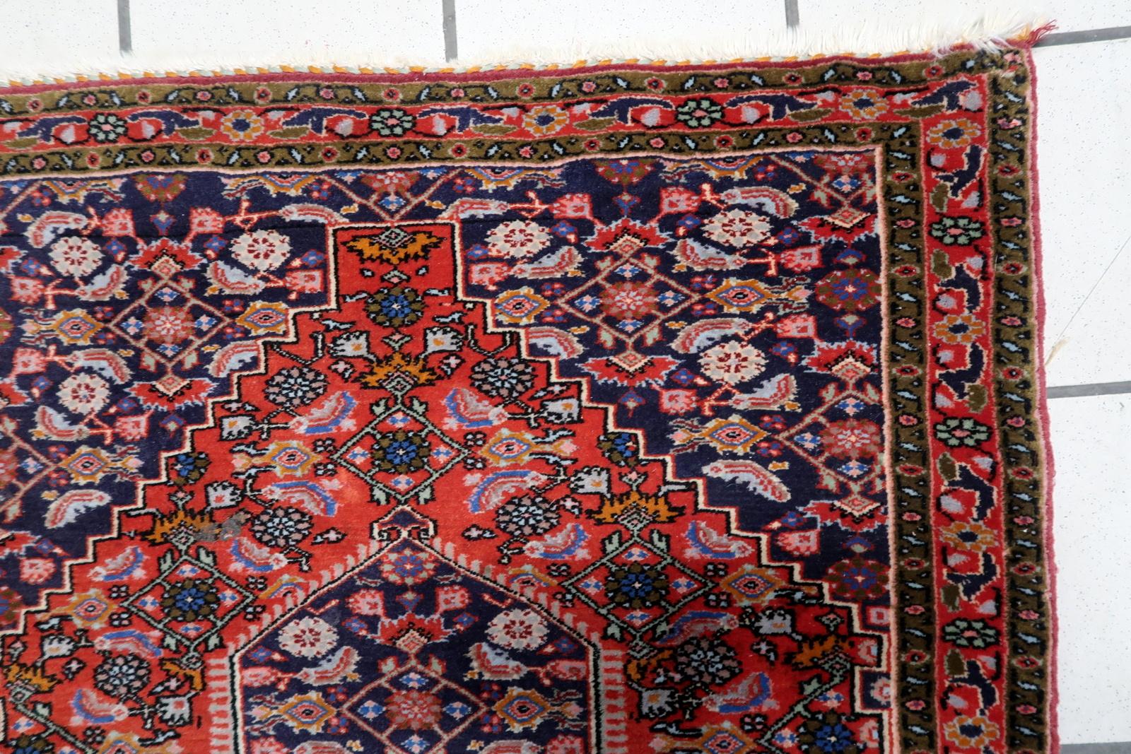 Verwandeln Sie Ihren Raum mit dem exquisiten Charme unseres handgefertigten persischen Vintage-Tabriz-Teppichs aus den 1960er Jahren. Mit einer Größe von 70 x 80 cm ist dieser fesselnde Teppich ein Zeugnis der Kunstfertigkeit und des Erbes des Nahen