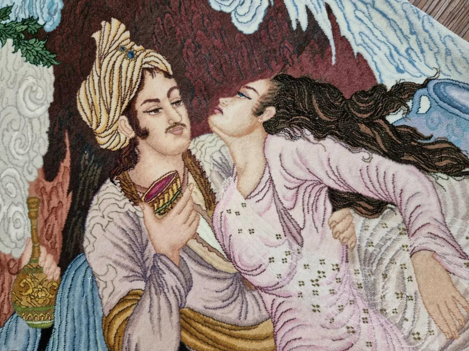 Laissez-vous séduire par la beauté intemporelle de cet exquis tapis persan Tabriz, témoignage extraordinaire d'un savoir-faire magistral. Noué à la main avec de la laine de kork fine sur une base de soie, cette pièce est un véritable bijou de