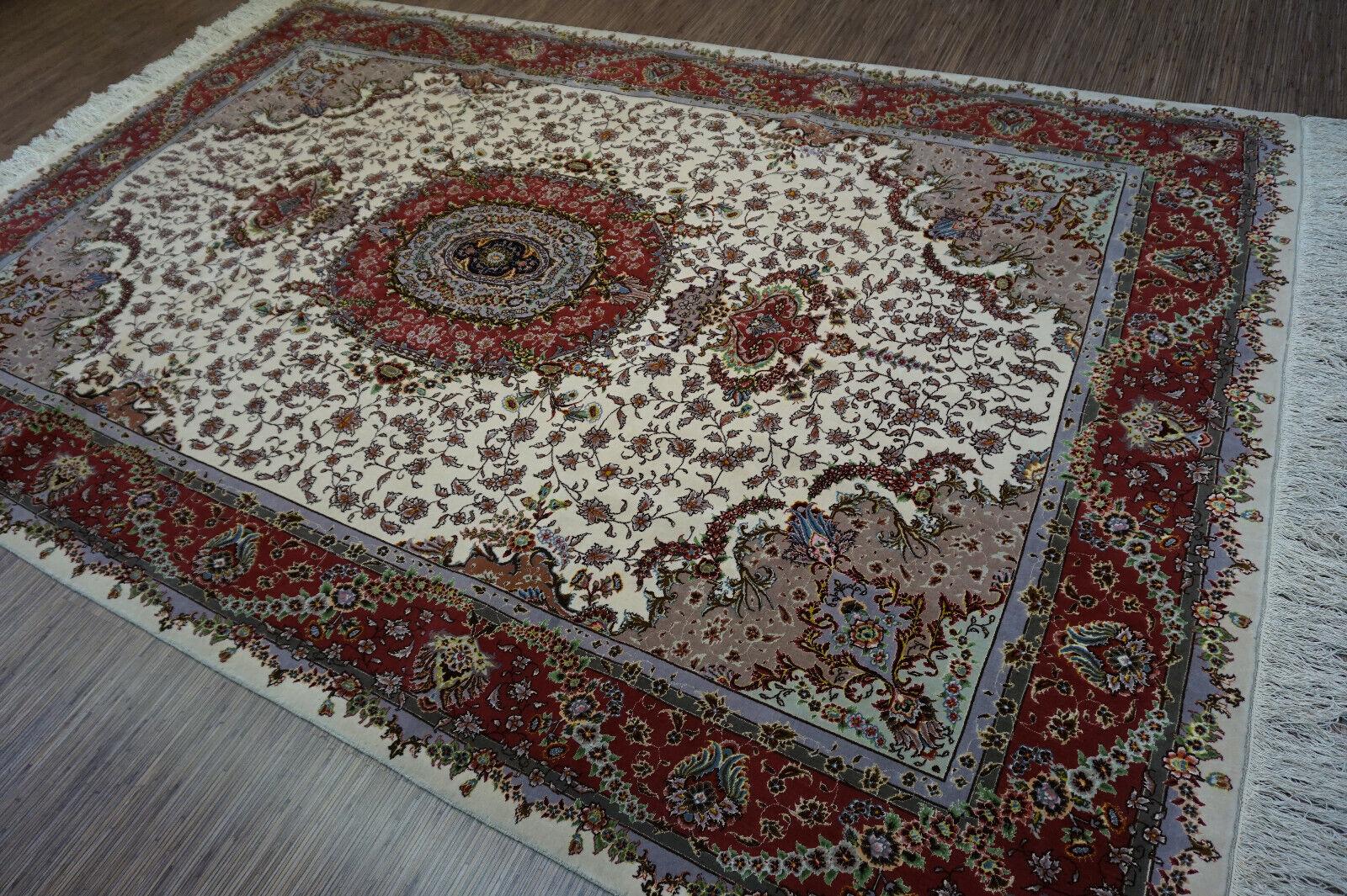 Handmade Vintage Persian Style Tabriz Rug with Silk
Add opulence and sophistication to your living space with our exquisite Handmade Vintage Persian Style Tabriz Rug with Silk. Crafted in the 1980s, this rug seamlessly blends tradition and luxury.