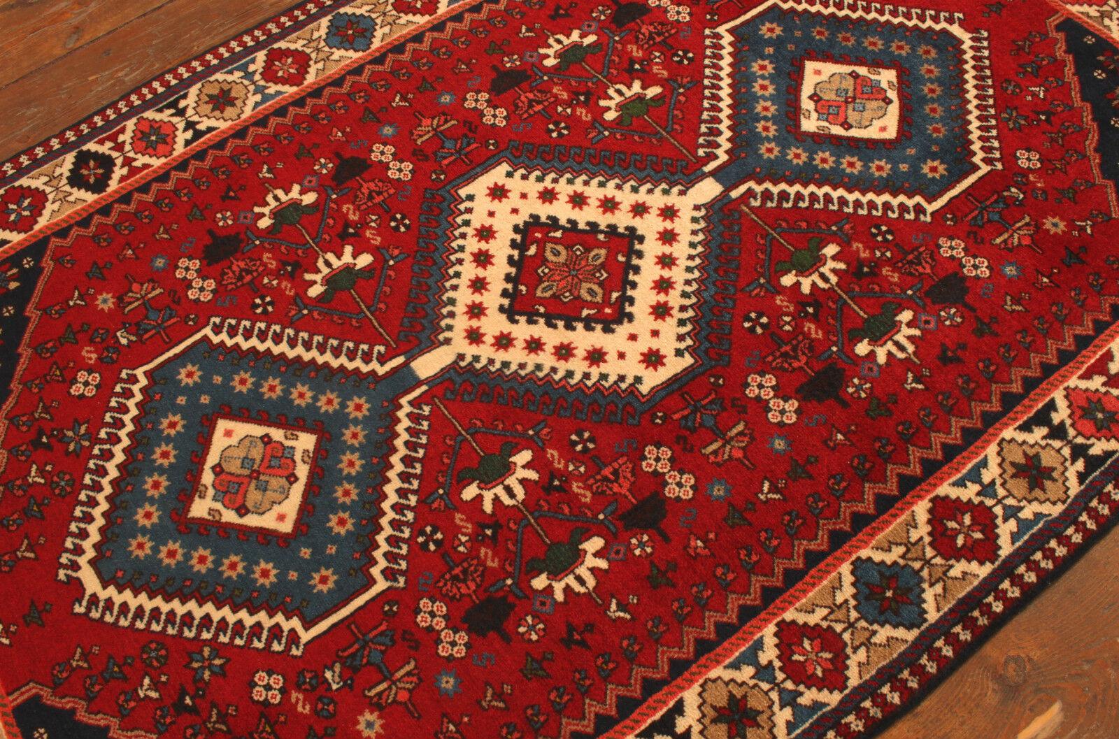 Handgefertigter Vintage Persian Style Yalameh Teppich

Abmessungen: 3,4' x 5,2' (ungefähr 106 cm x 160 cm)
MATERIAL: 100% Wolle
Epoche: 1990er Jahre
Zustand: Ausgezeichnet, wie neu

Entdecken Sie die Faszination dieses handgefertigten