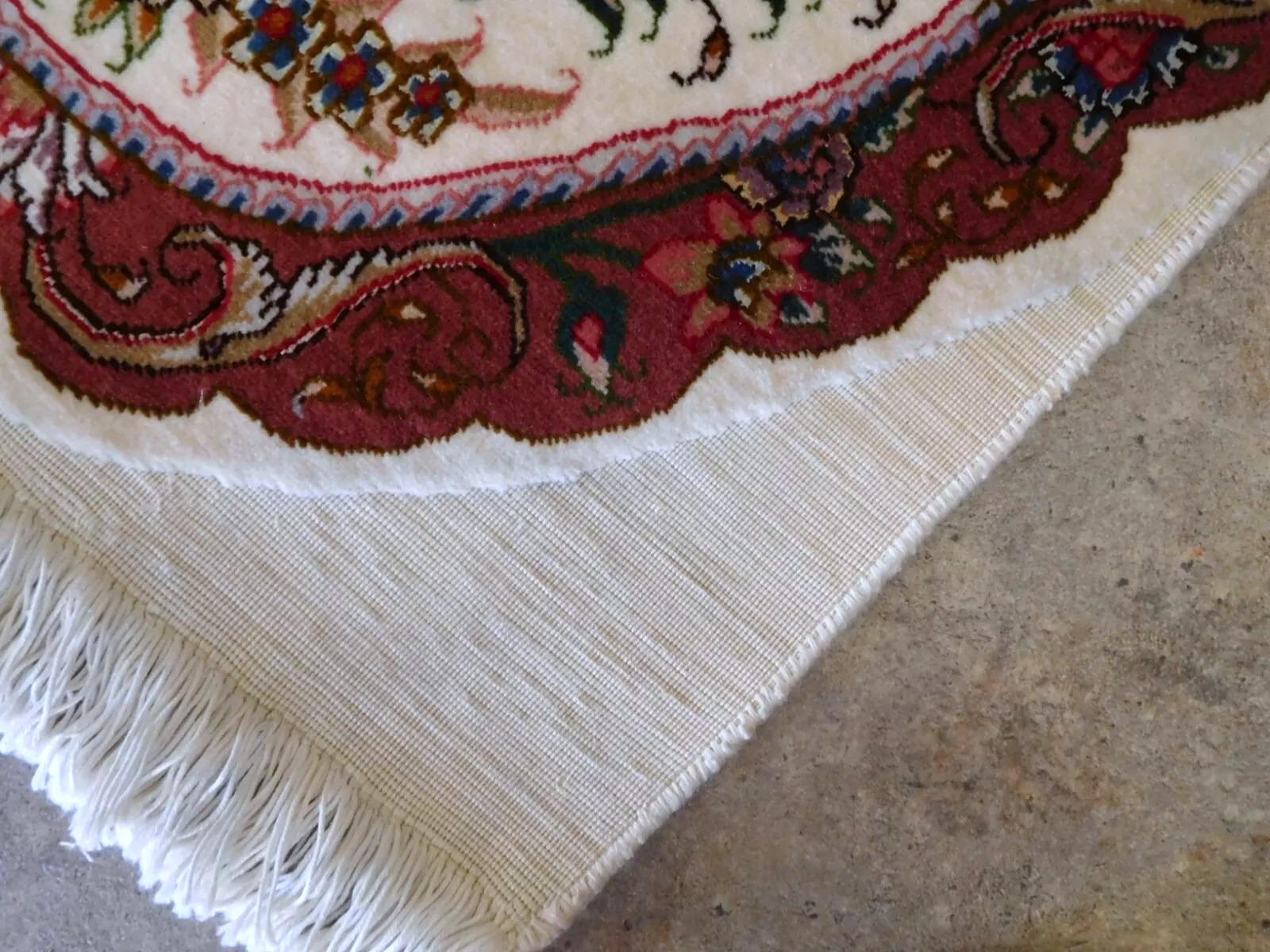 Tapis ovale persan Tabriz en laine et soie, milieu du 20e siècle
Cet exquis tapis persan Tabriz des années 1970 est une trouvaille luxueuse et rare. Il présente un superbe motif ovale en médaillon, noué de main de maître à partir de laine sur une