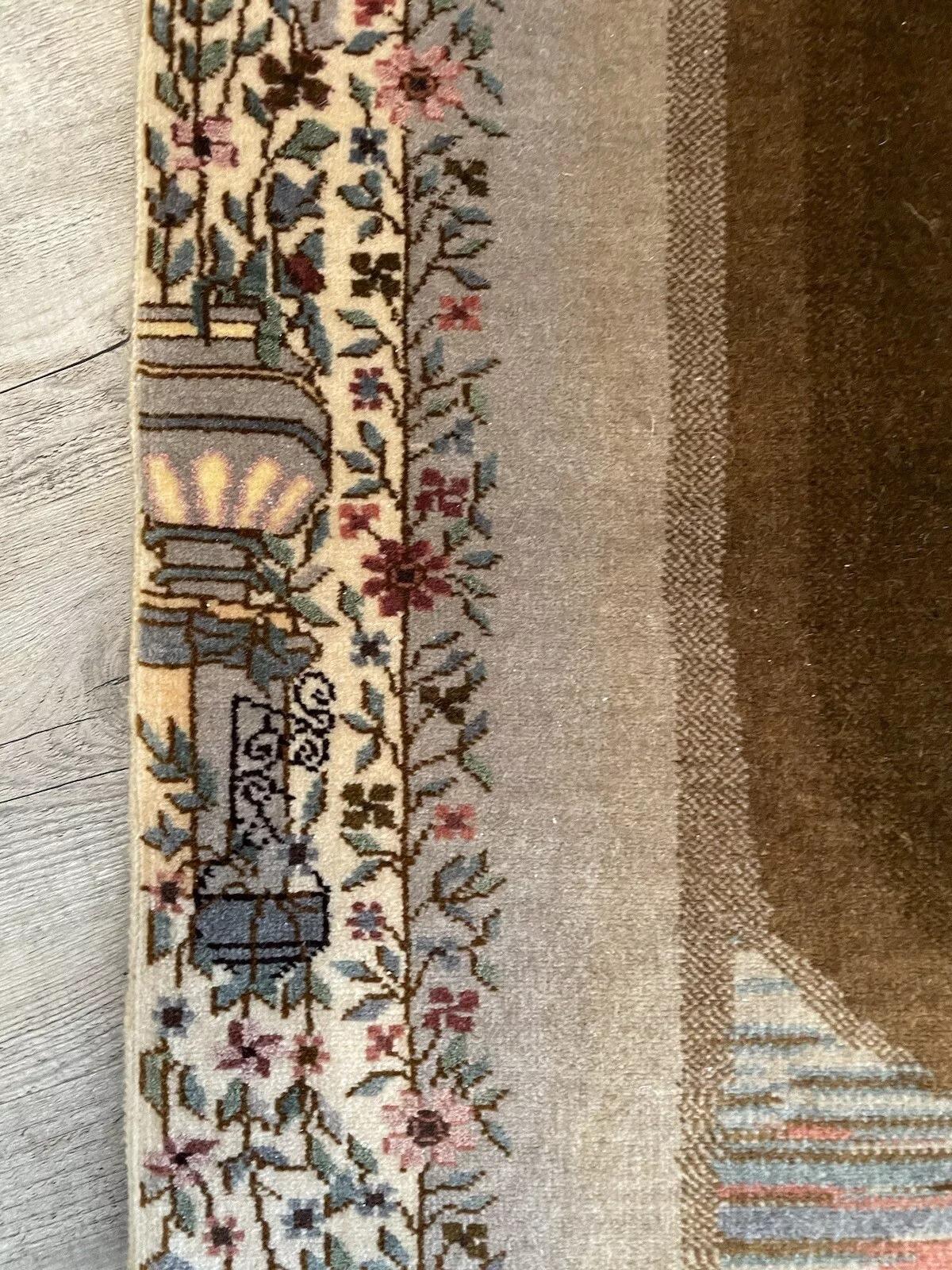 Ce tapis persan Tabriz vintage des années 1970, fait à la main, est un bel exemple d'artisanat traditionnel. Mesurant 3,1 pieds (94 cm) de largeur et 5 pieds (153 cm) de longueur, ce tapis de laine exquis est en bon état et présente des motifs