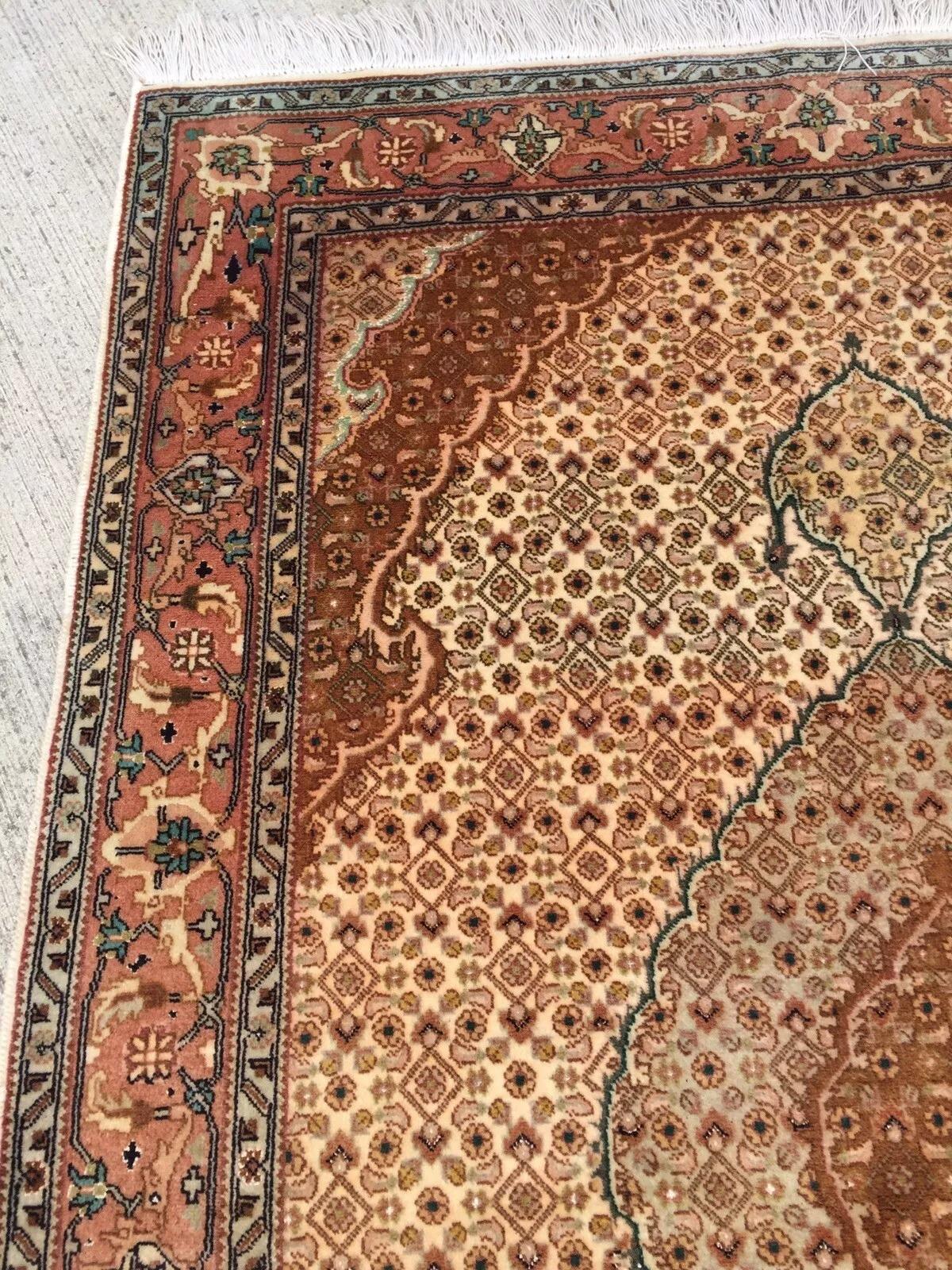 Elegance durable : Tapis persan Tabriz vintage fait à la main
Élevez votre intérieur avec cet exquis tapis persan Tabriz vintage fait à la main, un témoignage de l'art inégalé des tisserands de Tabriz, datant des années 1970. Les tapis de Tabriz