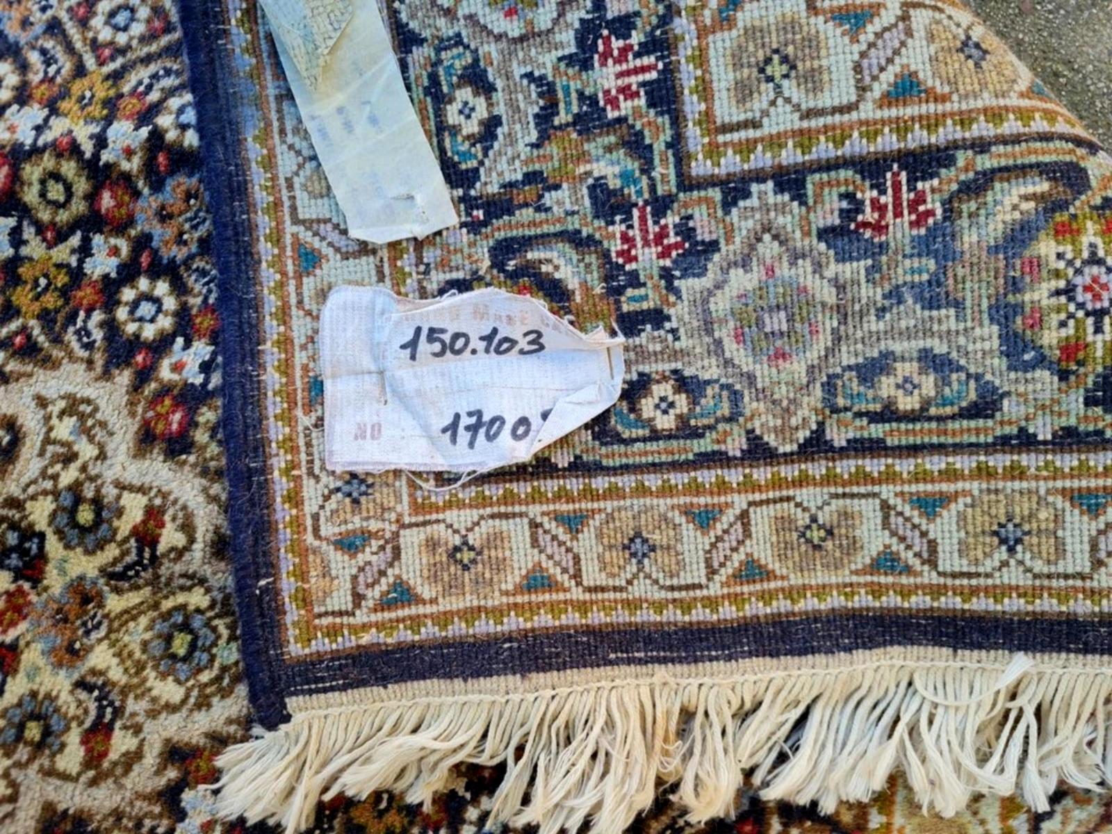 Prova l'esperienza di un'arte raffinata: Tappeto persiano vintage Tabriz 40 Raj
Scopri la squisita maestria di questo tappeto persiano Tabriz vintage fatto a mano, testimonianza dell'impareggiabile patrimonio di tessitura di Tabriz, in Iran,