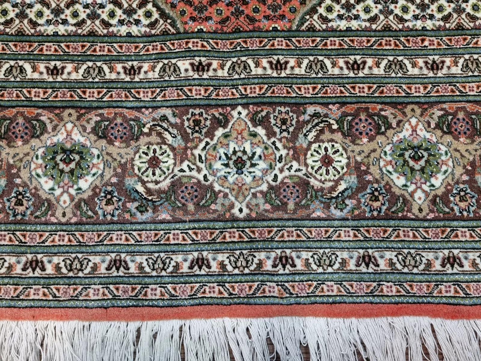 Cet exquis tapis persan de Tabriz, fabriqué dans les années 1970, illustre l'art et la qualité qui font la renommée des tapis de Tabriz. Avec une densité d'environ 500 000 nœuds par mètre carré, ce tapis associe des motifs floraux complexes à des
