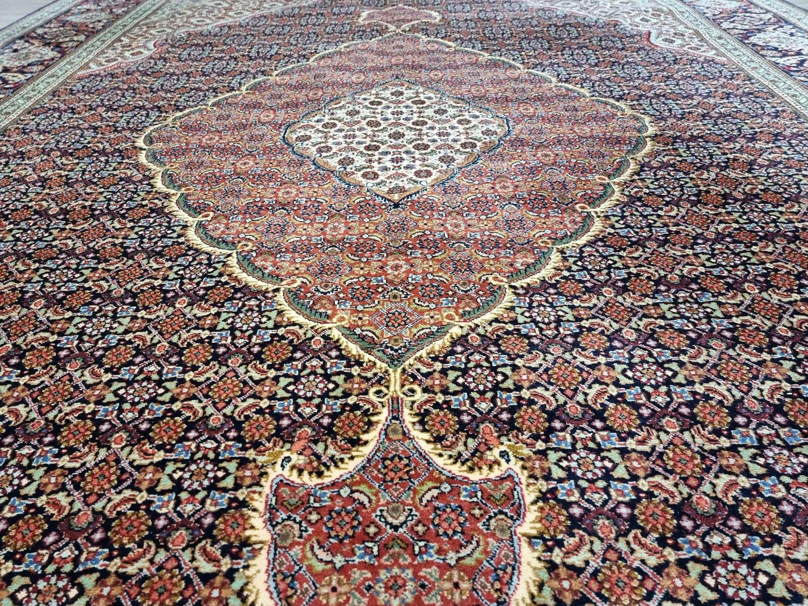 Questo splendido tappeto persiano Tabriz, annodato a mano intorno agli anni '70, mostra la squisita abilità artigianale e la bellezza senza tempo per cui i tappeti Tabriz sono rinomati. Caratterizzato da un dettagliato motivo floreale nei ricchi