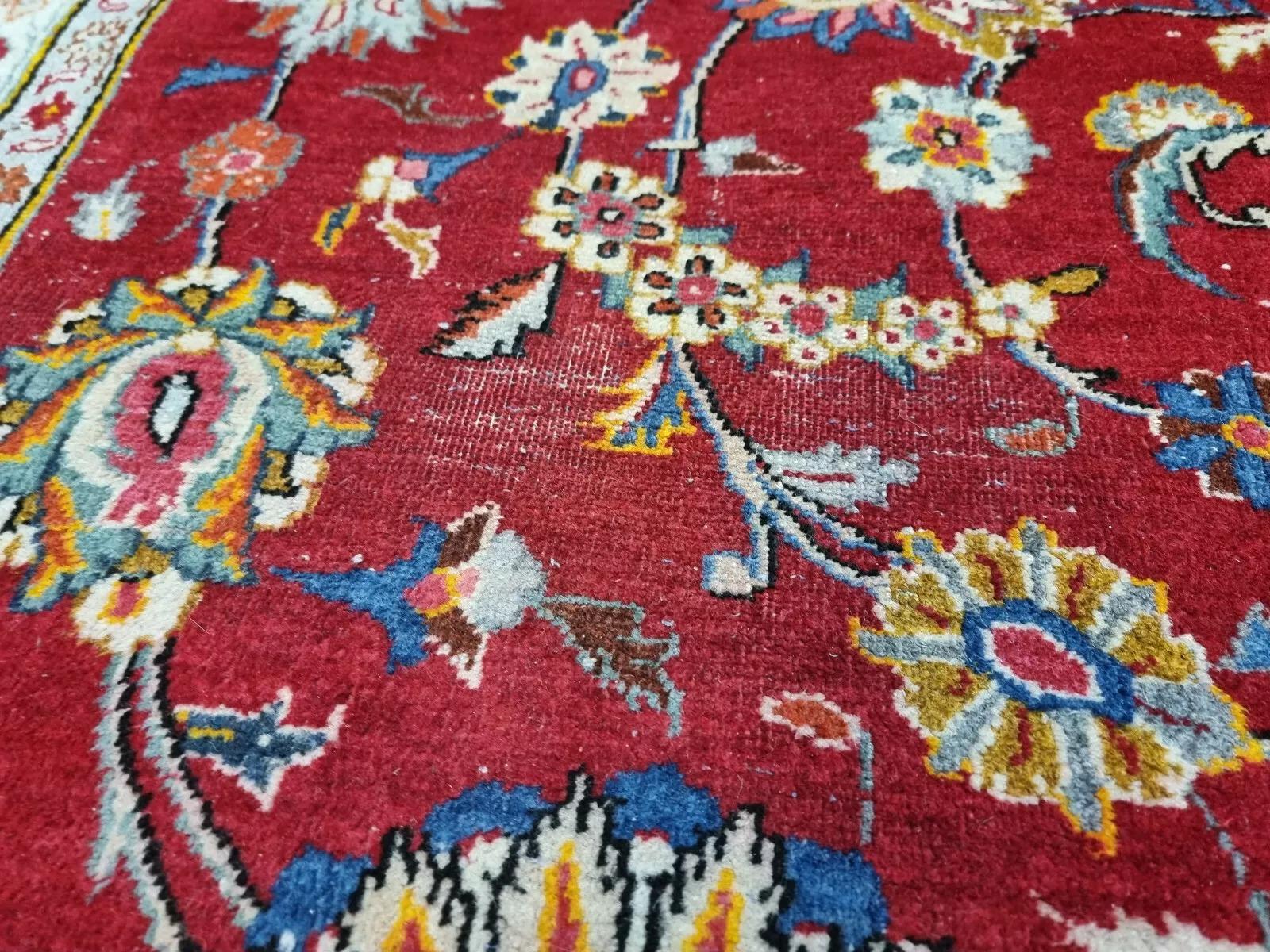 Questo magnifico tappeto persiano Tabriz, realizzato negli anni '40, mostra l'eleganza senza tempo e la maestria superiore per cui i tappeti Tabriz sono famosi. Caratterizzato da intricati motivi floreali e da una fine densità di nodi, questo