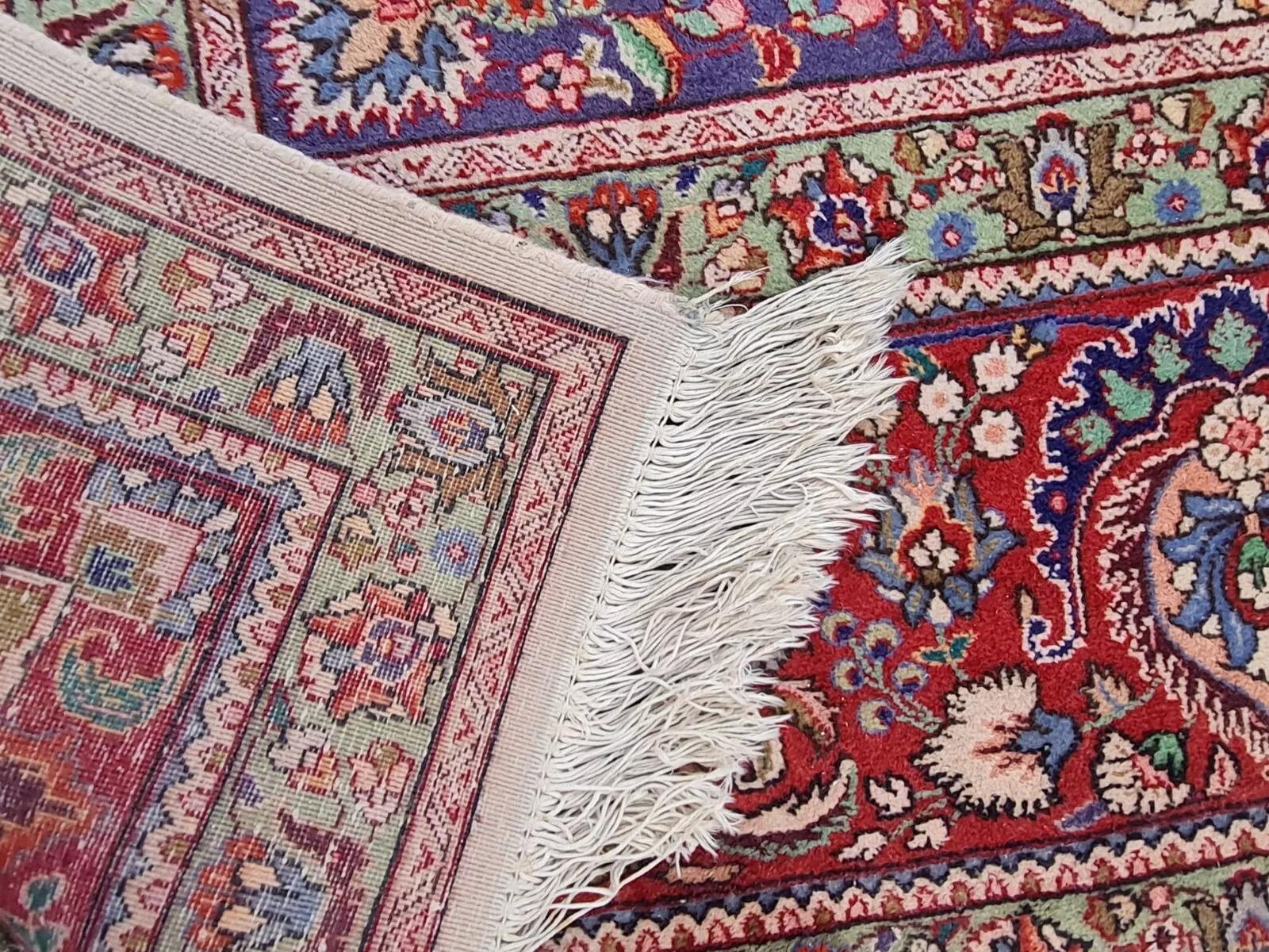 Dieser außergewöhnliche handgefertigte persische Täbriz-Teppich aus den 1950er Jahren verkörpert die Anmut und Raffinesse klassischer persischer Kunstfertigkeit. Er besteht aus 100 % Wolle und hat ein großes Format von 392 x 297 cm (12,9 x 9,7 cm) -