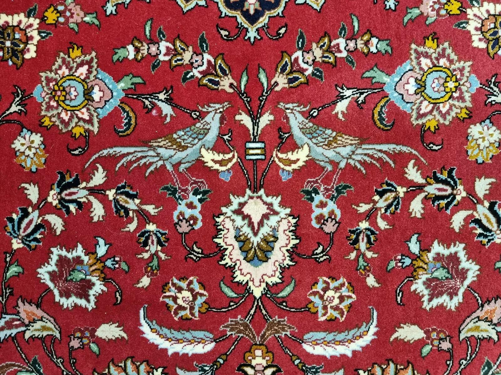 Cet exquis tapis persan de Tabriz, noué à la main dans les années 1970, présente un élégant motif floral tissé avec de la laine de kork et de la soie sur une base de coton. Reconnu pour son savoir-faire exceptionnel et ses détails raffinés, ce tapis