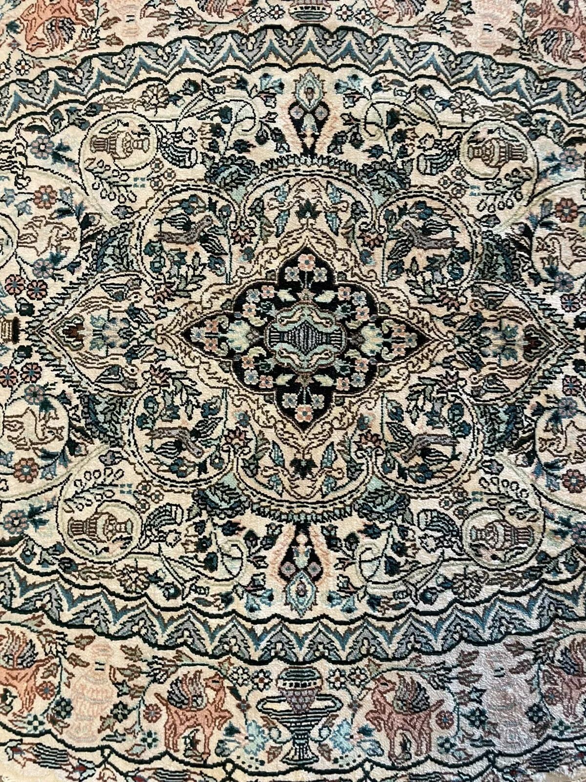 Questo tappeto persiano Tabriz vintage degli anni '50 è un lussuoso pezzo di artigianato tradizionale del Medio Oriente. Con una larghezza di 2,2 piedi (68 cm) e una lunghezza di 2,8 piedi (86 cm), questo tappeto in seta su seta è in buone