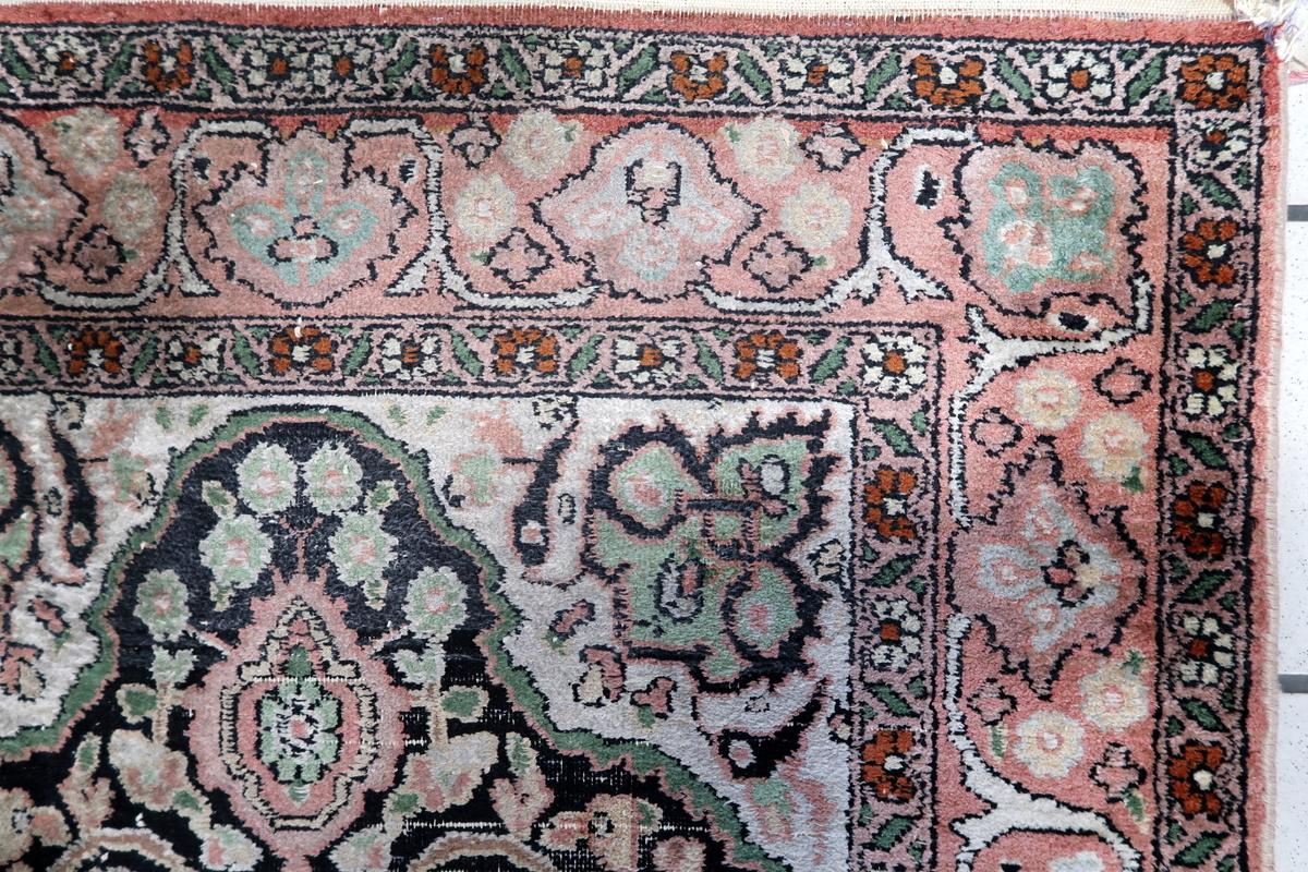 Dieser handgefertigte Seidenteppich aus dem persischen Tabriz aus den 1950er Jahren zeichnet sich durch ein elegantes florales Medaillonmuster mit komplizierten Details und weichen, glänzenden Kunstseidenfasern aus. Er ist ein echtes Zeugnis