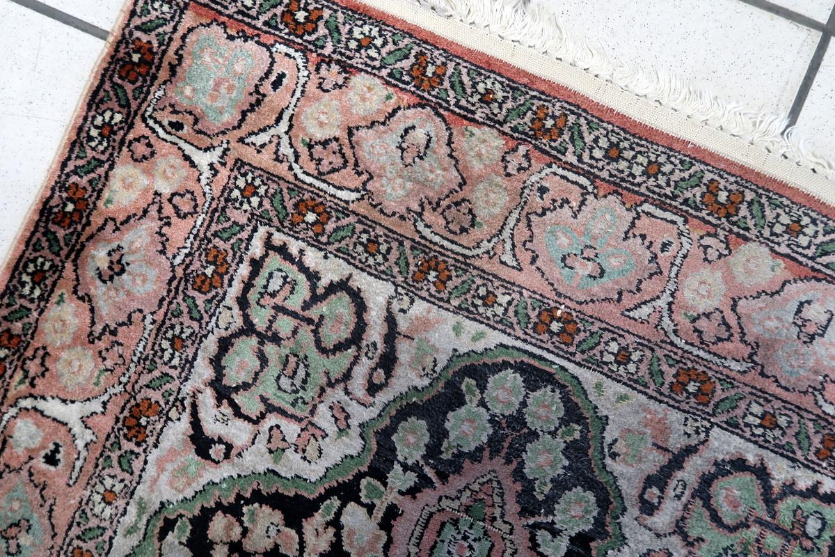 Handgefertigter persischer Täbris-Seidenteppich 2,5' x 4.3' 1950er Jahre - 1C1150 (Handgeknüpft) im Angebot