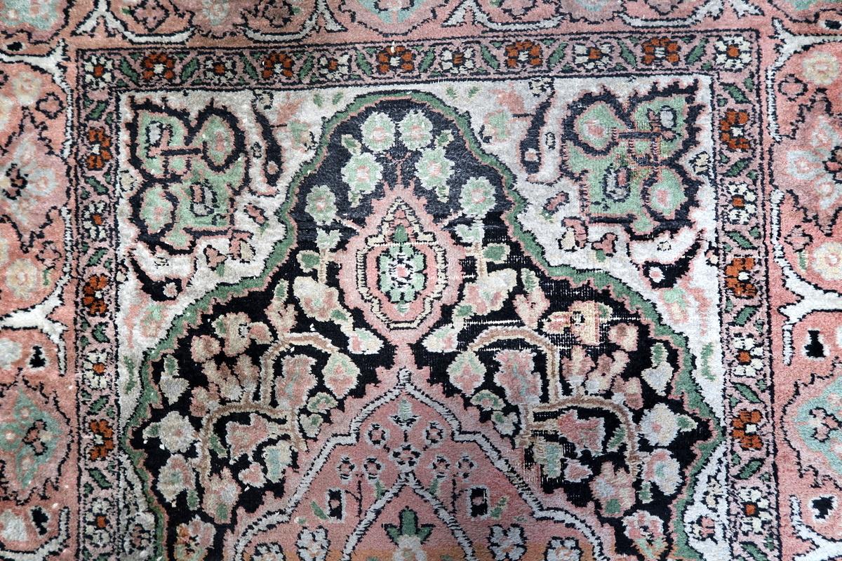 Handgefertigter persischer Täbris-Seidenteppich 2,5' x 4.3' 1950er Jahre - 1C1150 im Zustand „Gut“ im Angebot in Bordeaux, FR