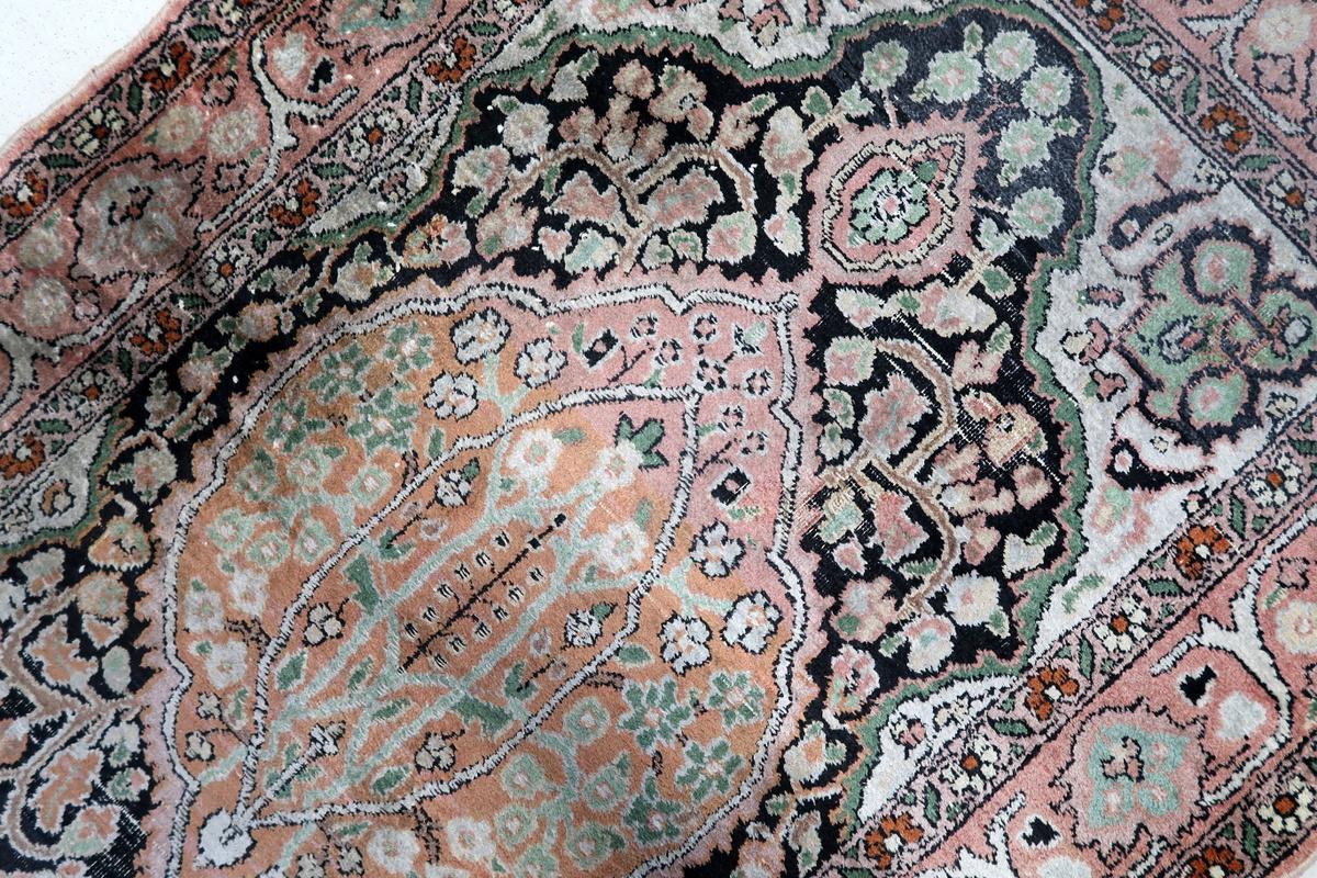 Handgefertigter persischer Täbris-Seidenteppich 2,5' x 4.3' 1950er Jahre - 1C1150 (Mitte des 20. Jahrhunderts) im Angebot