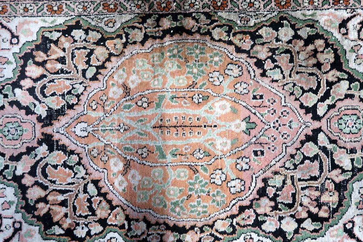 Handgefertigter persischer Täbris-Seidenteppich 2,5' x 4.3' 1950er Jahre - 1C1150 im Angebot 1
