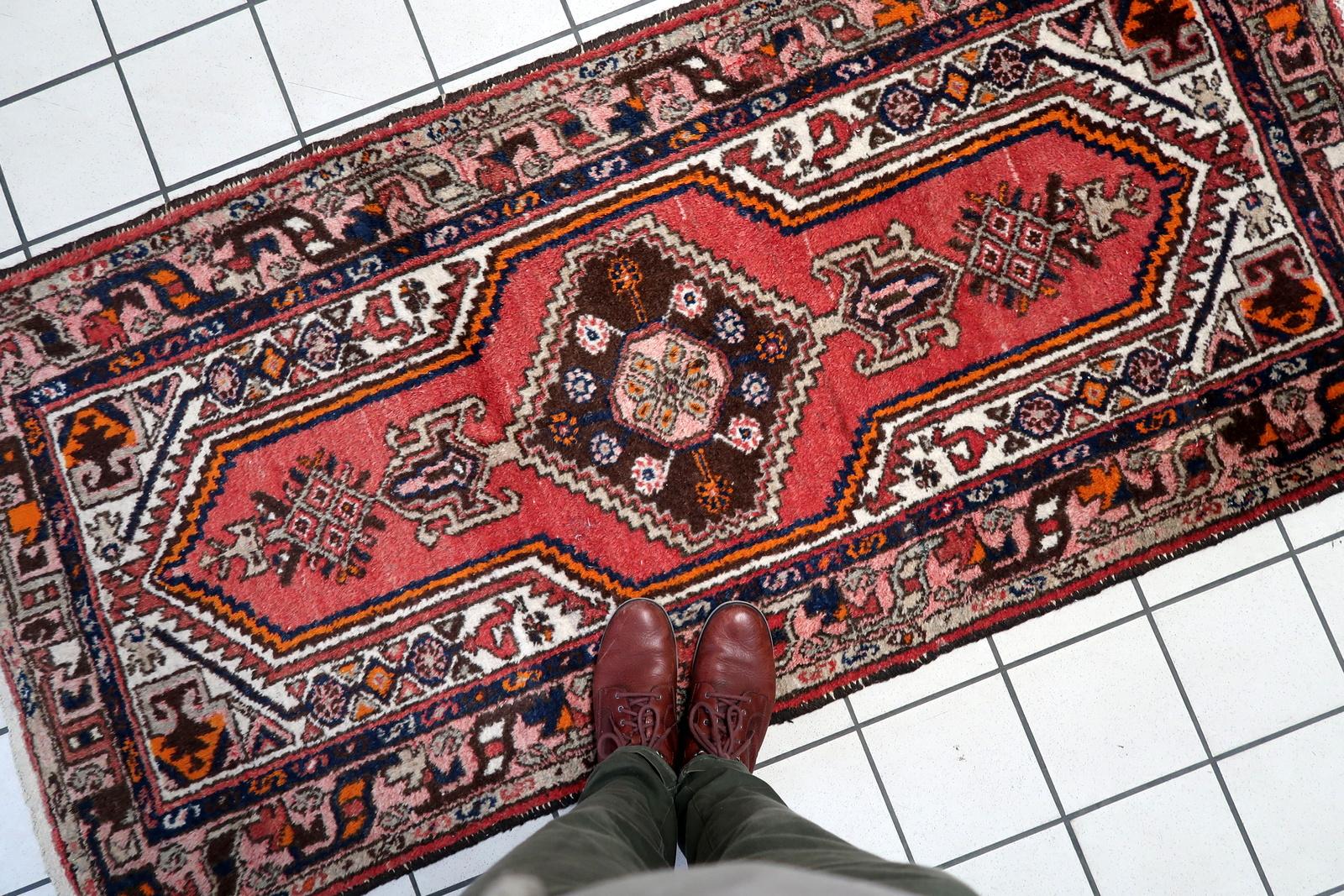 Handgefertigter persischerHamadan-Teppich im Vintage-Stil 3' x 6,4' (93cm x 196cm) 1970er Jahre -1C1068 im Angebot 6