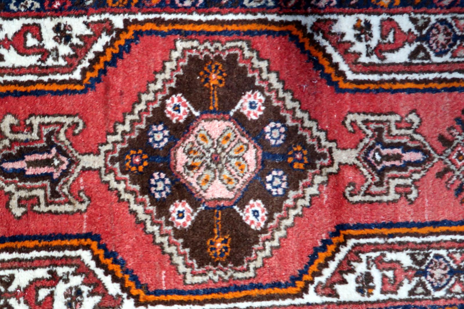 Handgefertigter persischerHamadan-Teppich im Vintage-Stil 3' x 6,4' (93cm x 196cm) 1970er Jahre -1C1068 im Angebot 1