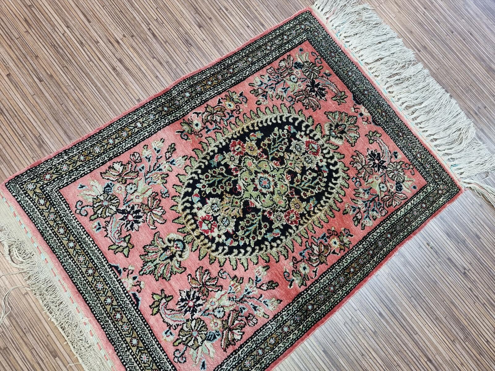 Handgefertigter persischerQum-Seidenteppich im Vintage-Stil 1,9' x 2,6' 1970er Jahre - 1D143 im Angebot 5