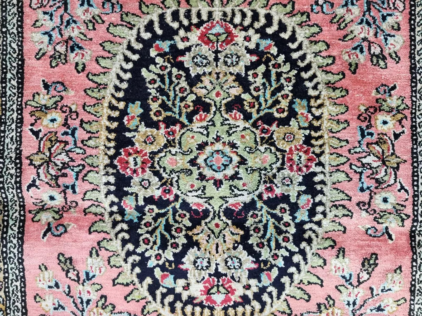 Verleihen Sie Ihrem Zuhause einen Hauch von Eleganz mit diesem exquisiten persischen Qom-Teppich, der vollständig aus Seide handgeknüpft ist. Dieses luxuriöse Stück wurde in den 1970er Jahren hergestellt und zeichnet sich durch die außergewöhnliche