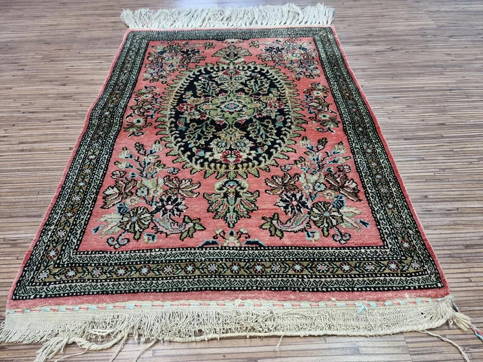 Handgefertigter persischerQum-Seidenteppich im Vintage-Stil 1,9' x 2,6' 1970er Jahre - 1D143 (Handgeknüpft) im Angebot