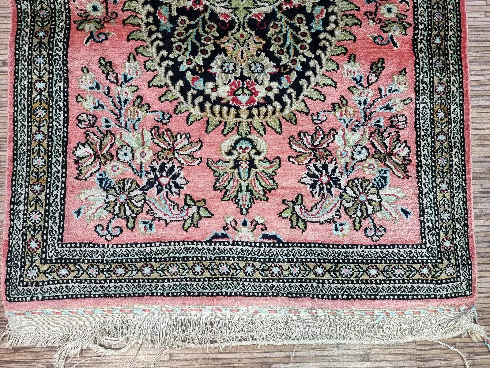 Handgefertigter persischerQum-Seidenteppich im Vintage-Stil 1,9' x 2,6' 1970er Jahre - 1D143 im Zustand „Gut“ im Angebot in Bordeaux, FR