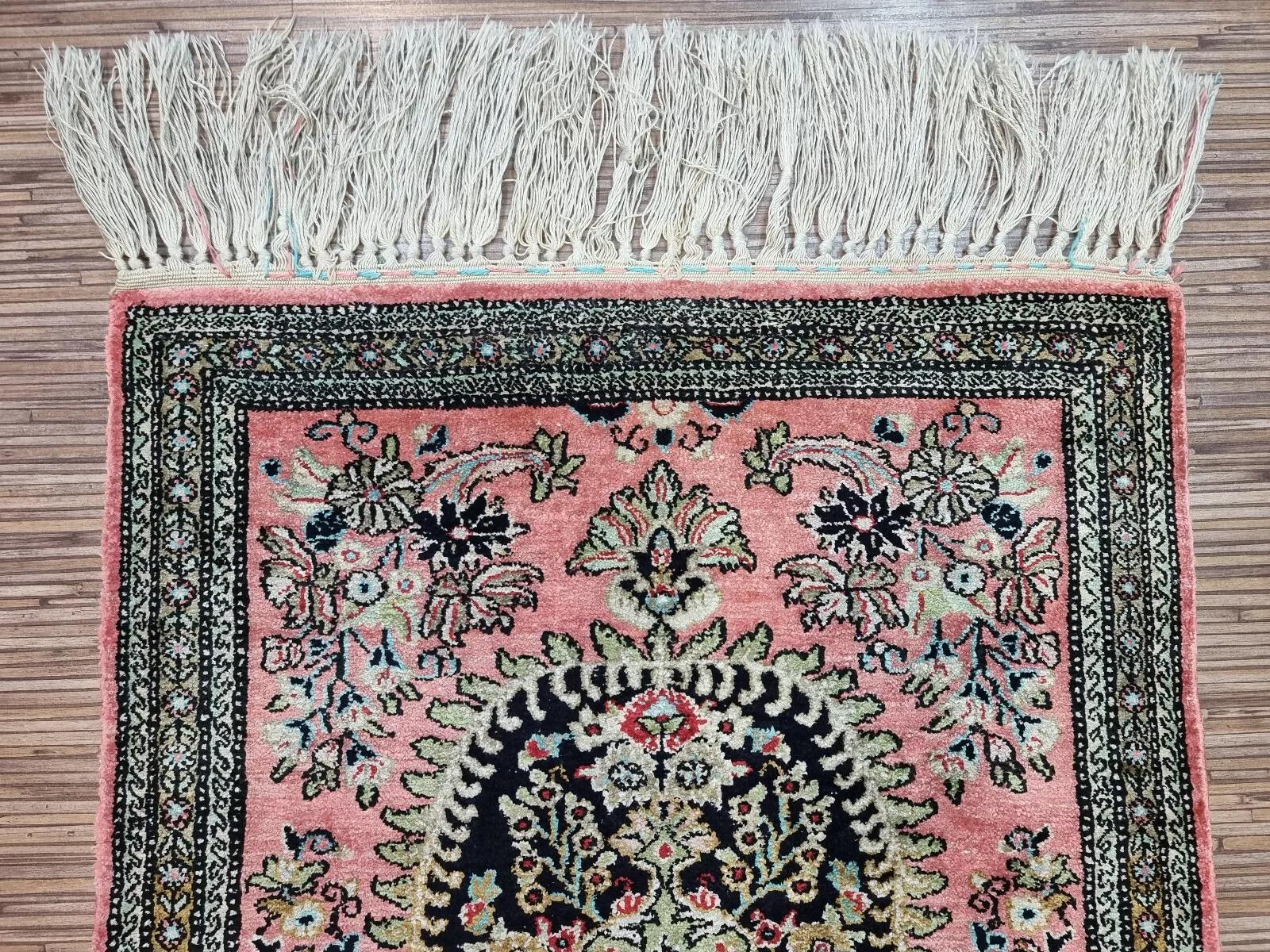 Handgefertigter persischerQum-Seidenteppich im Vintage-Stil 1,9' x 2,6' 1970er Jahre - 1D143 (Ende des 20. Jahrhunderts) im Angebot