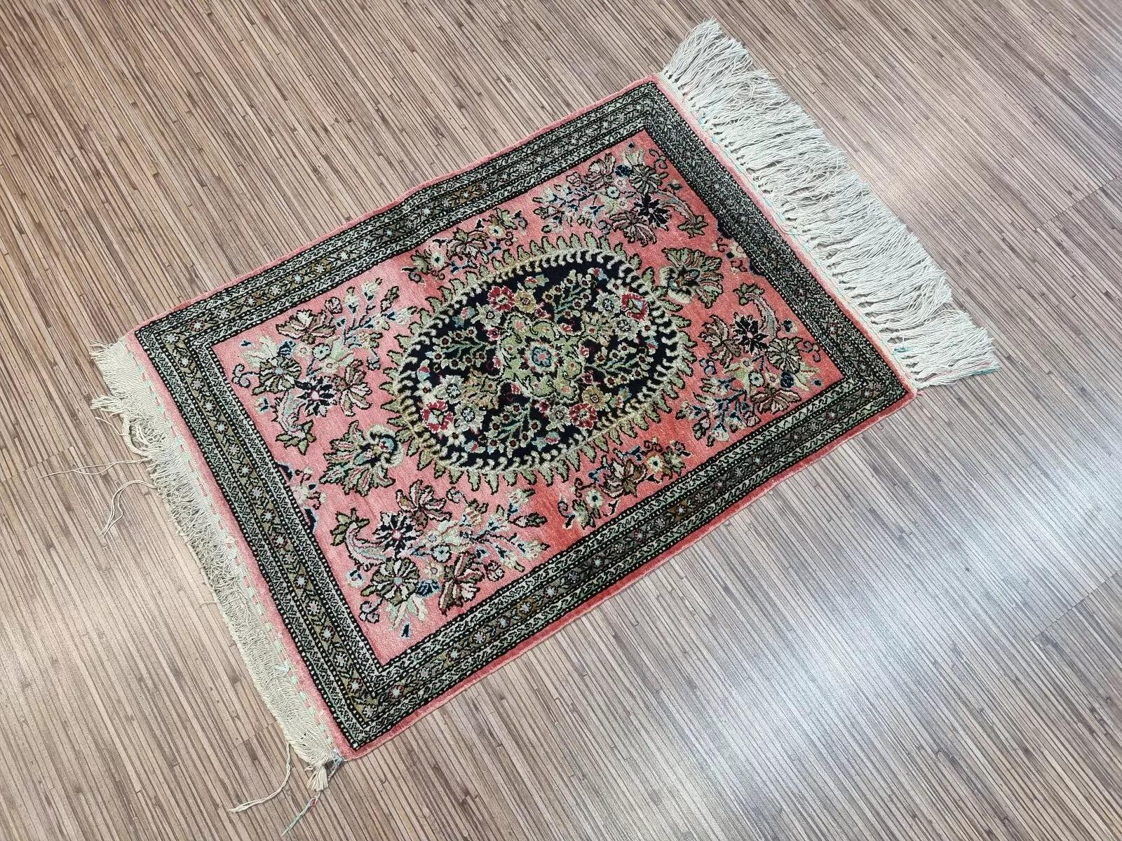 Handgefertigter persischerQum-Seidenteppich im Vintage-Stil 1,9' x 2,6' 1970er Jahre - 1D143 im Angebot 1
