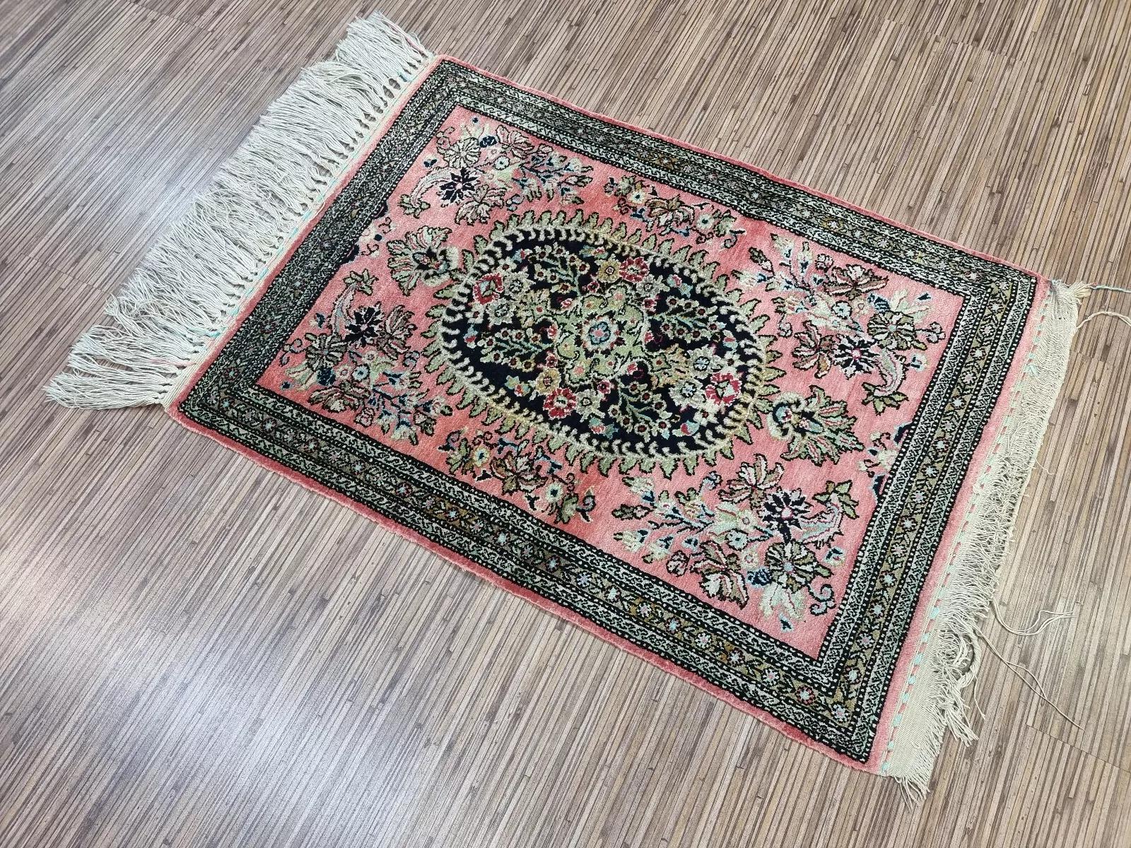 Handgefertigter persischerQum-Seidenteppich im Vintage-Stil 1,9' x 2,6' 1970er Jahre - 1D143 im Angebot 2