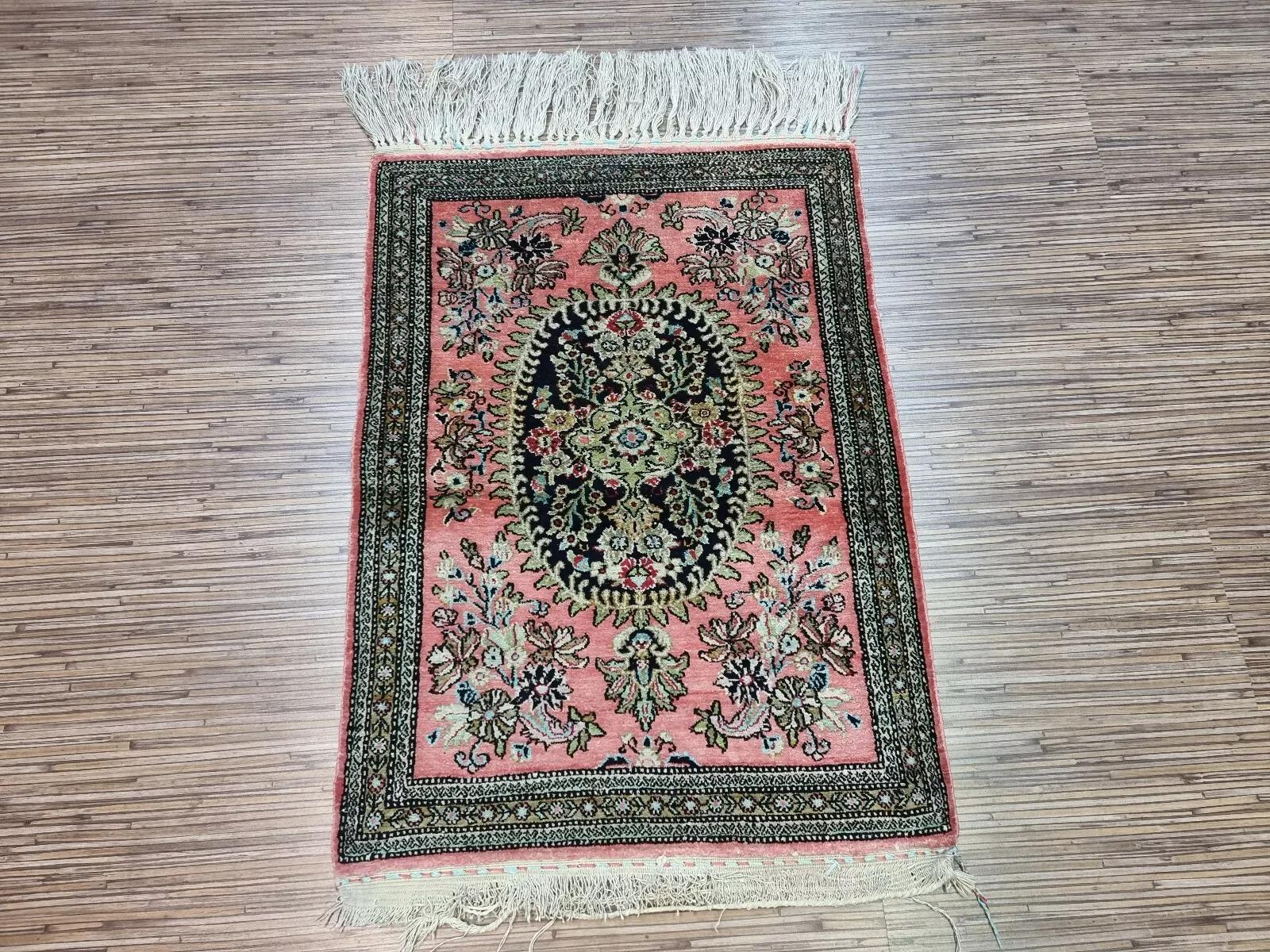 Handgefertigter persischerQum-Seidenteppich im Vintage-Stil 1,9' x 2,6' 1970er Jahre - 1D143 im Angebot 3
