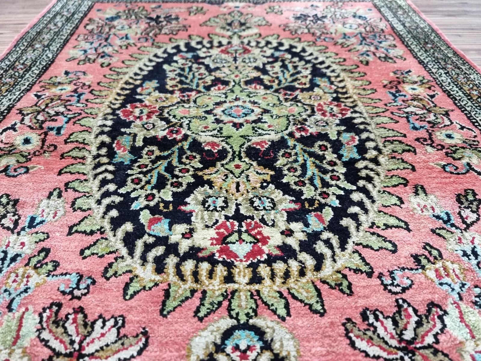 Handgefertigter persischerQum-Seidenteppich im Vintage-Stil 1,9' x 2,6' 1970er Jahre - 1D143 im Angebot 4