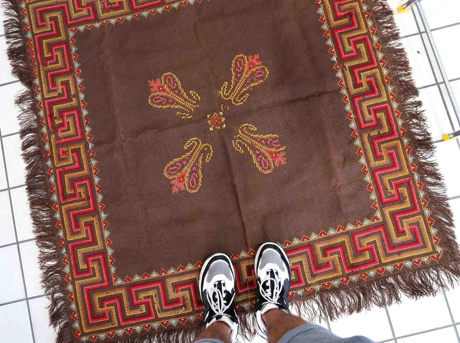 Handgefertigter, ungewöhnlicher, quadratischer Wandteppich aus Portugal. Der Wandteppich befindet sich in einem guten Originalzustand und weist nur minimale Altersspuren auf. Es stammt aus der Mitte des 20. Jahrhunderts.

-Zustand: original