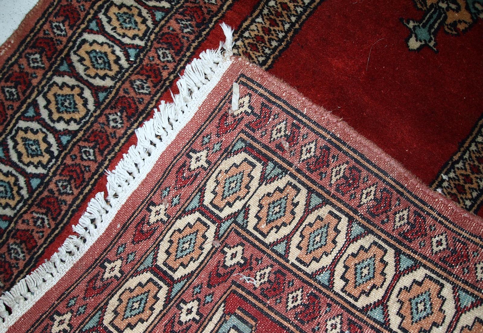 Handmade Vintage Prayer Turkish Konya Rug, 1970s, 1c600 In Good Condition For Sale In Bordeaux, FR