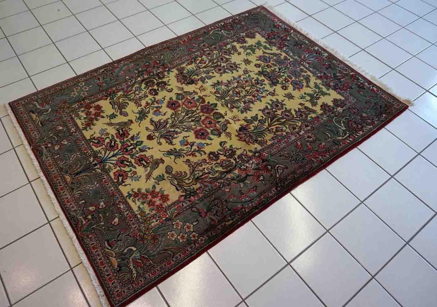 Tappeto fatto a mano in stile Qum vintage, anni '70, 1D27 in vendita 1