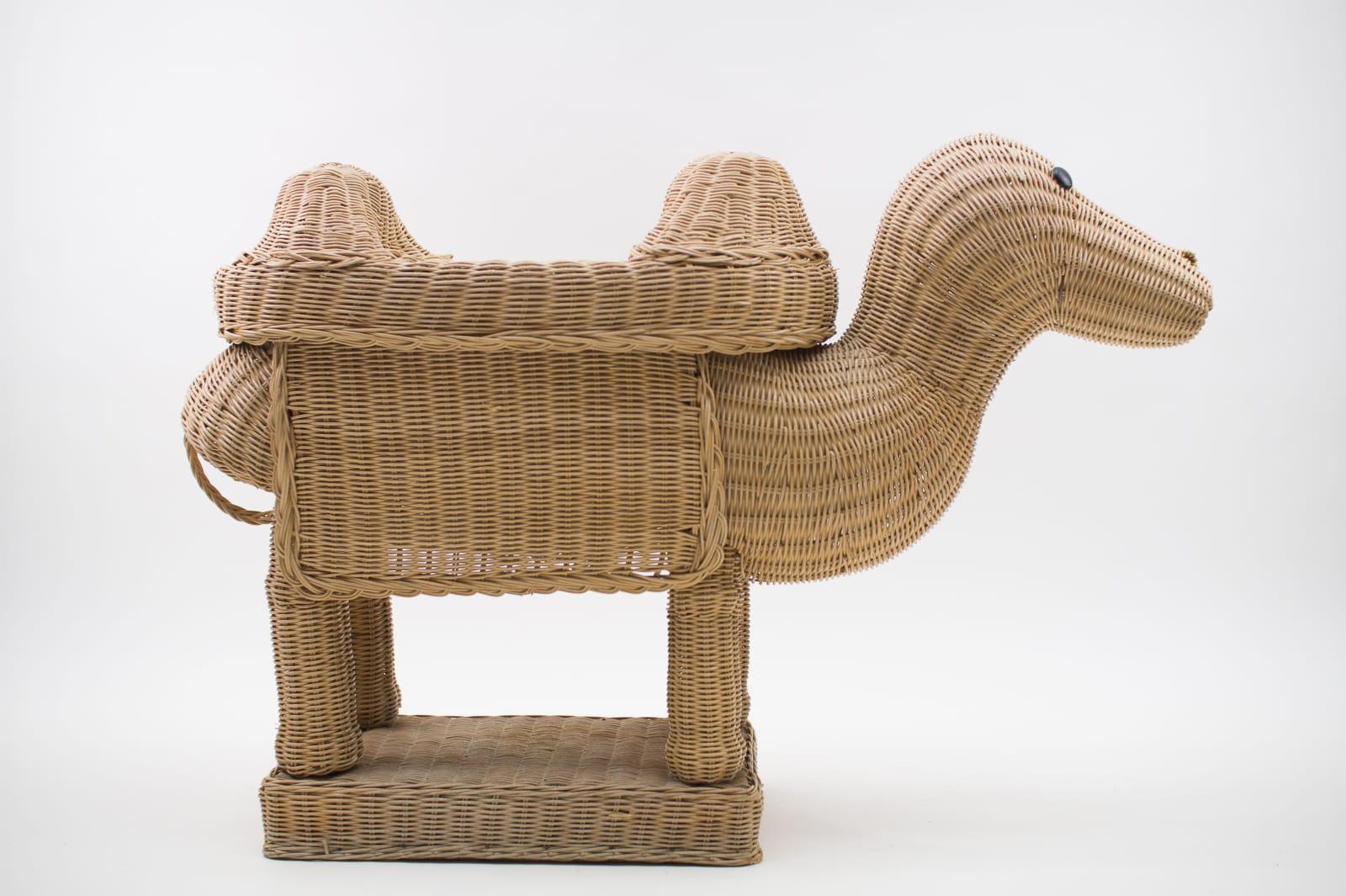 An absolute rare piece. A planter camel made of rattan. Painstakingly handcrafted in Italy. 

The flower pot can quietly weigh something. When we bought it, there was a ceramic flower pot with soil and plant inside. The opening is woven conical,