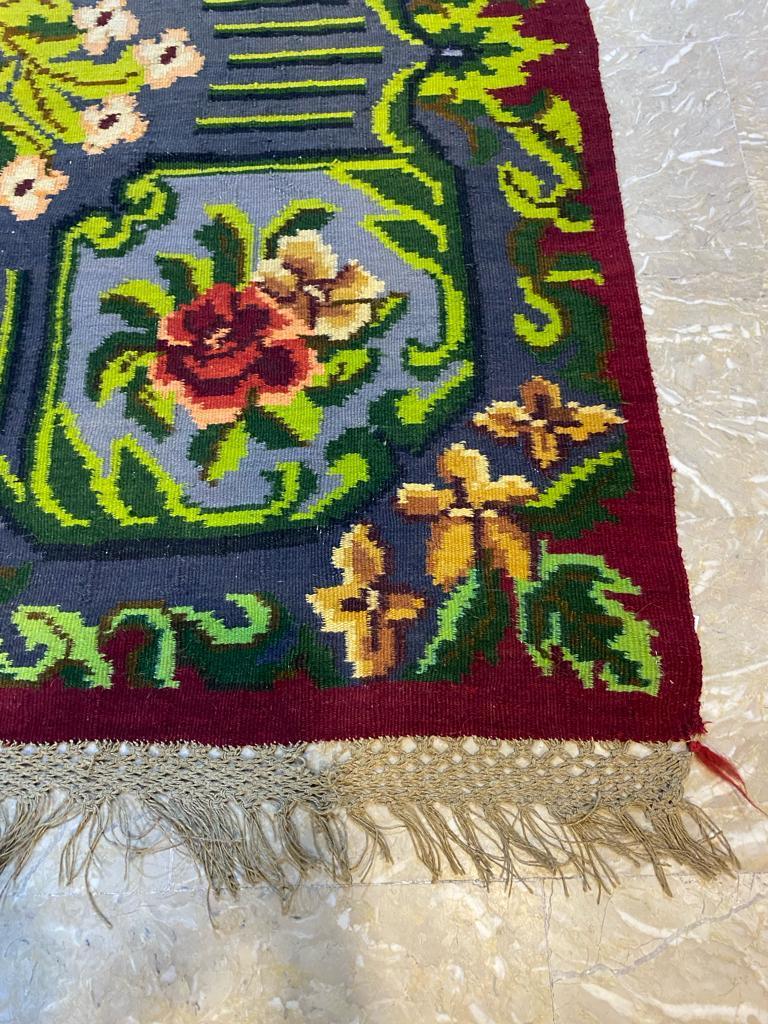 Wir stellen Ihnen unseren handgefertigten bessarabischen Kilim-Teppich im Vintage-Stil vor, ein einzigartiges Kunstwerk für Ihren Wohnbereich.

Spezifikationen:

Größe: 6,4' x 9,5'
Herkunft: Rumänien
Epoche: 1960er Jahre
Zustand: